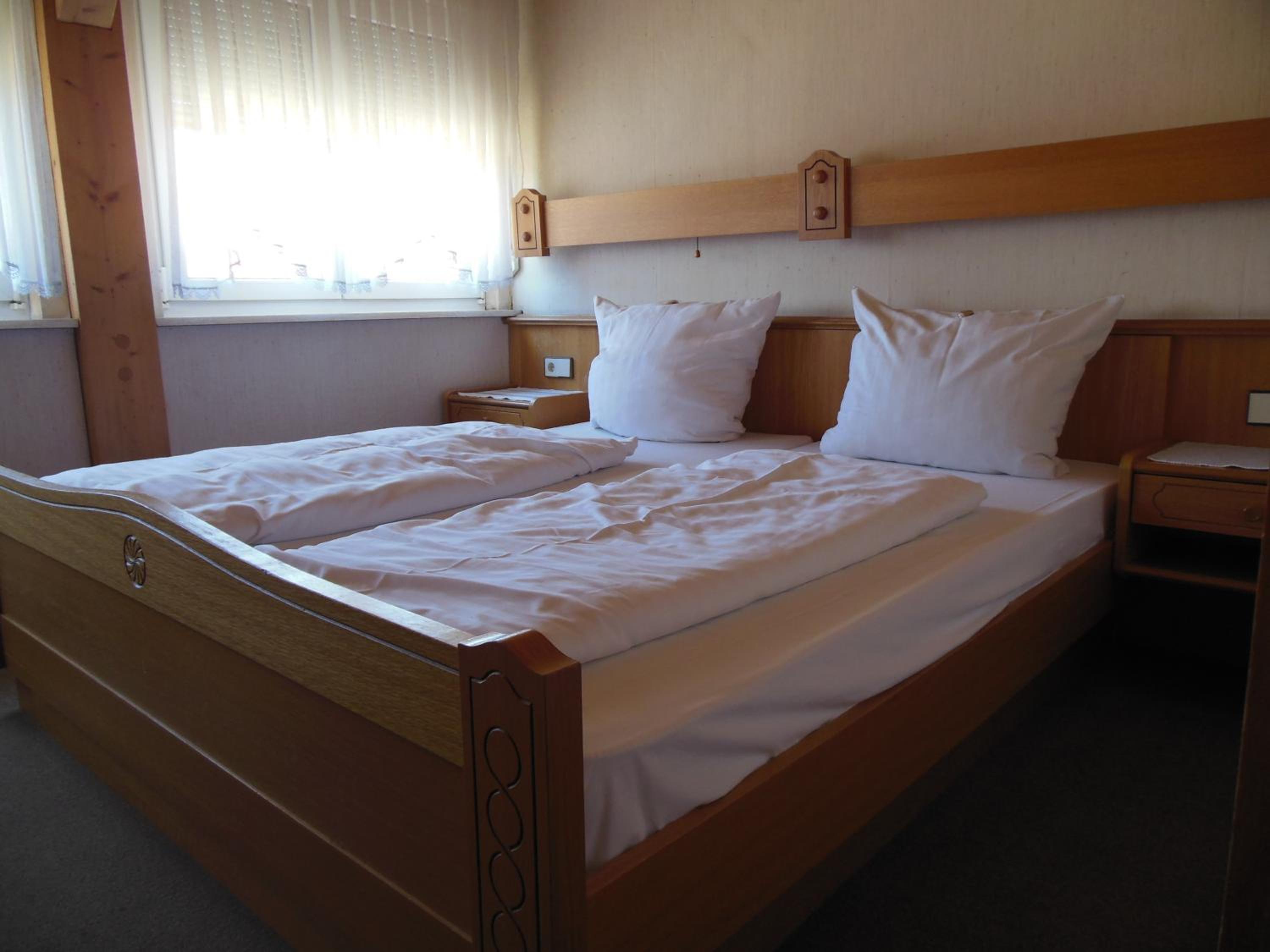 Small Double Room Street Side photo 1