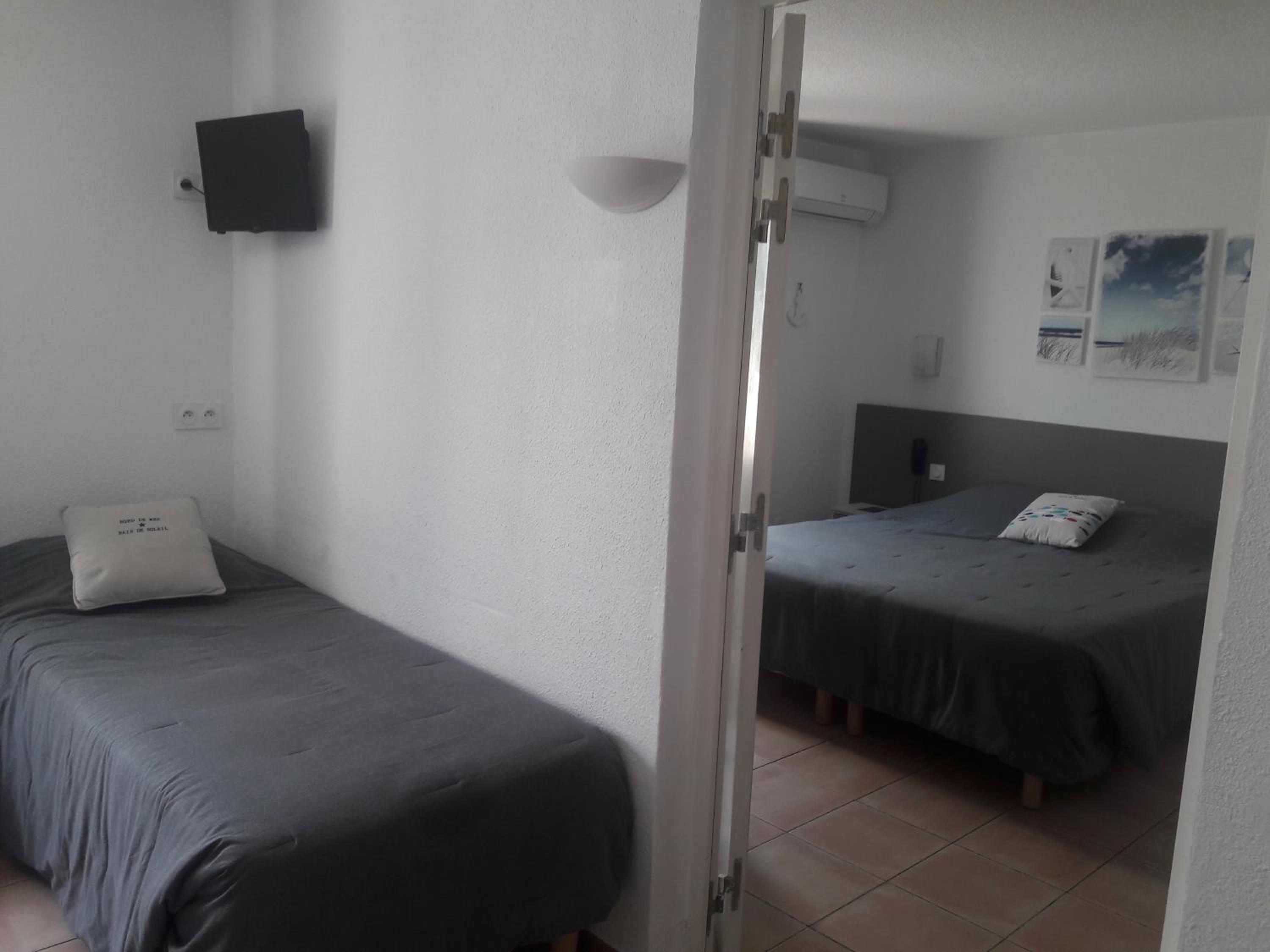 Two Connecting Rooms (5 people) - Photo 2