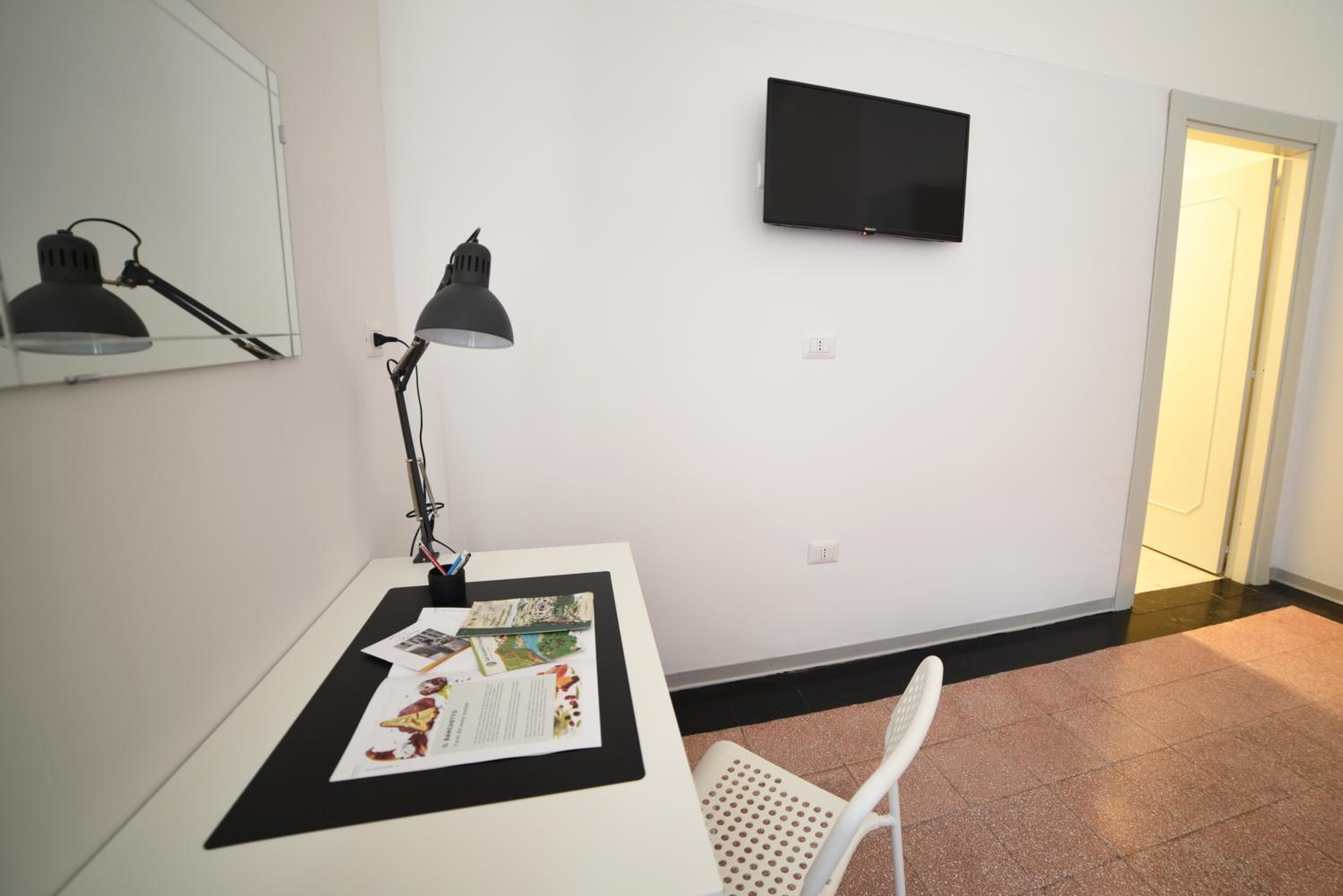 Double Room with Private Bathroom - Photo 14