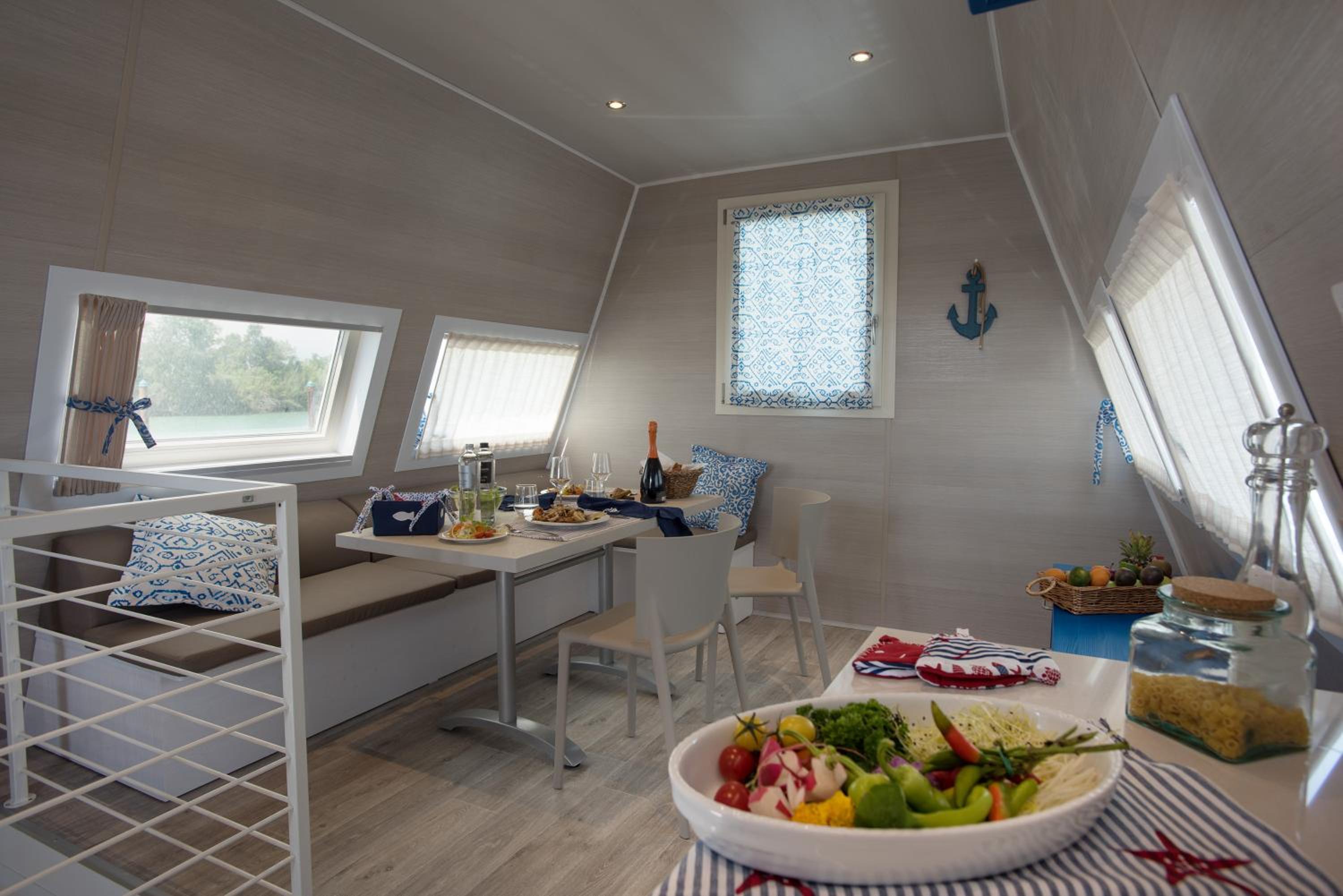 Houseboat  - Photo 8