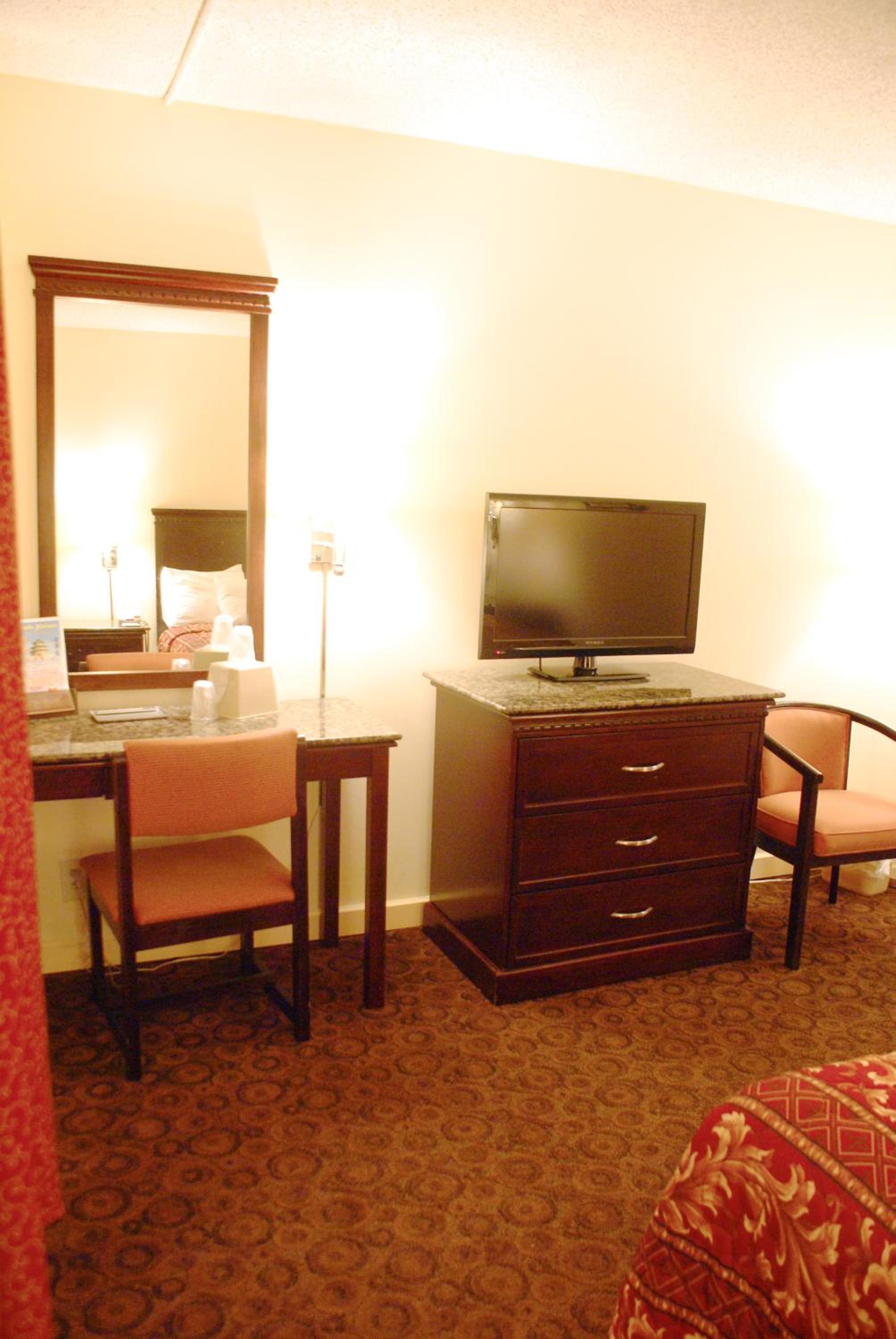 King Room - Non-Smoking - Photo 7