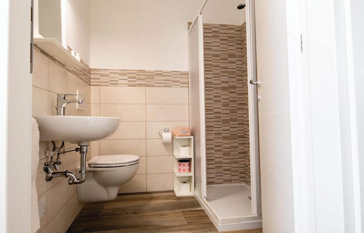 Double Room with Private Bathroom - Photo 8