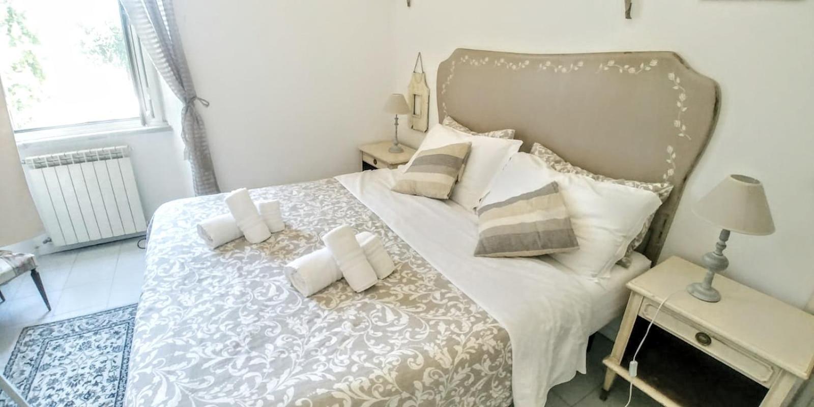Deluxe Double Room with Private Bathroom photo 2