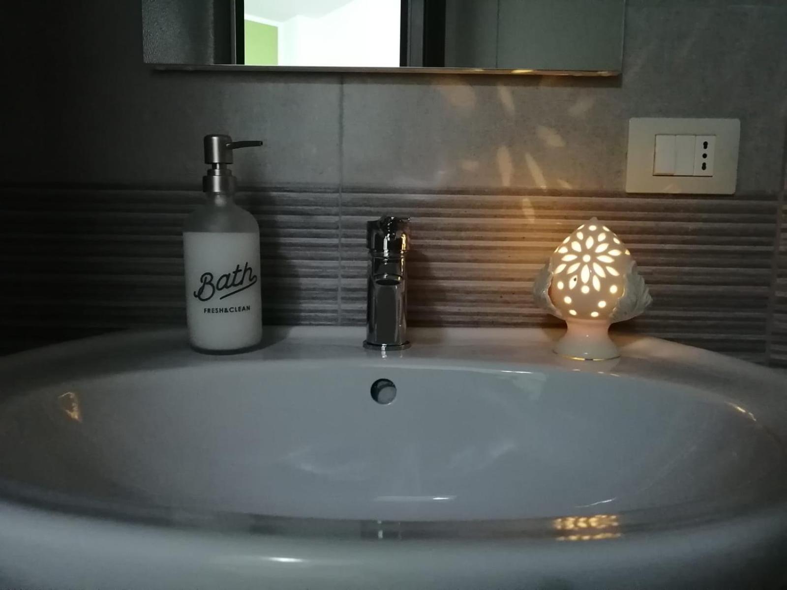 Double or Twin Room with Private Bathroom - Photo 3