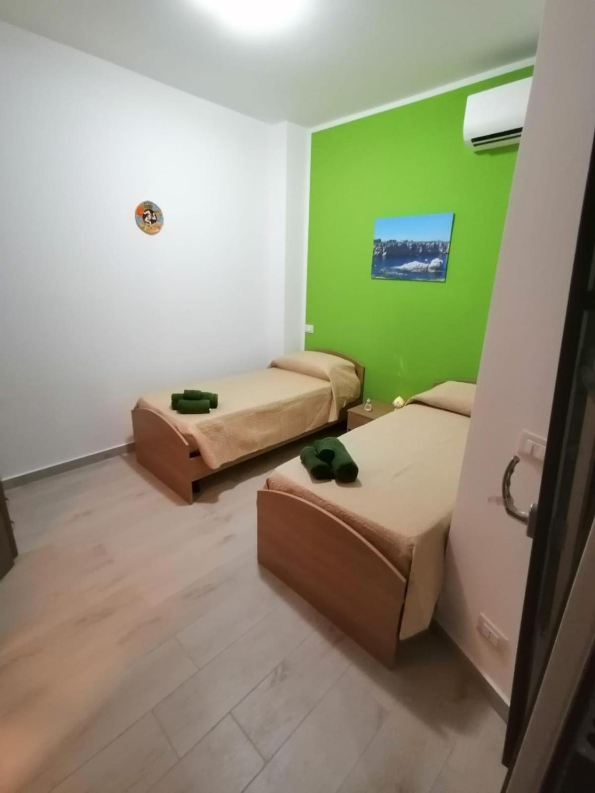 Double or Twin Room with Private Bathroom - Photo 4