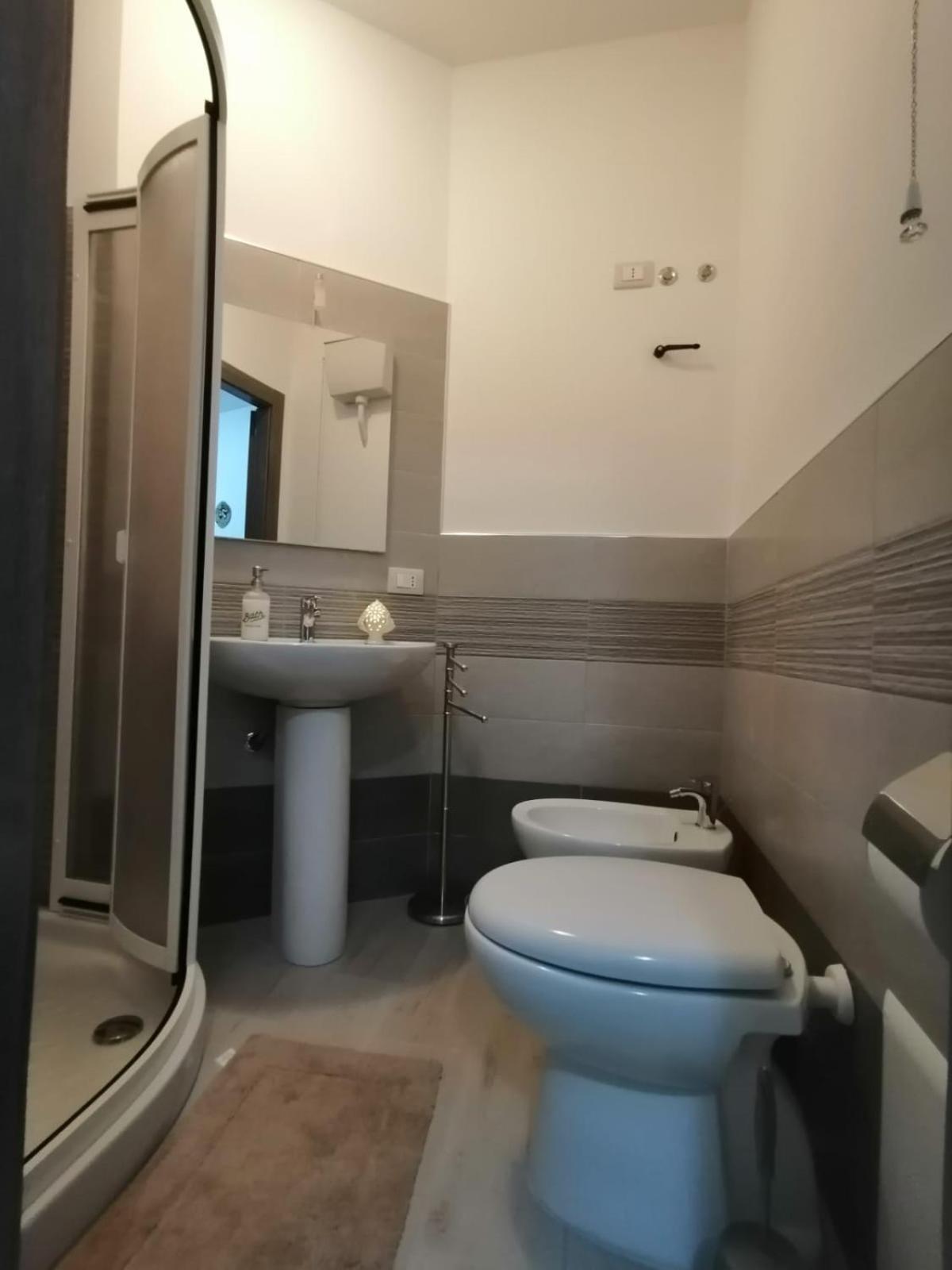 Double or Twin Room with Private Bathroom - Photo 8