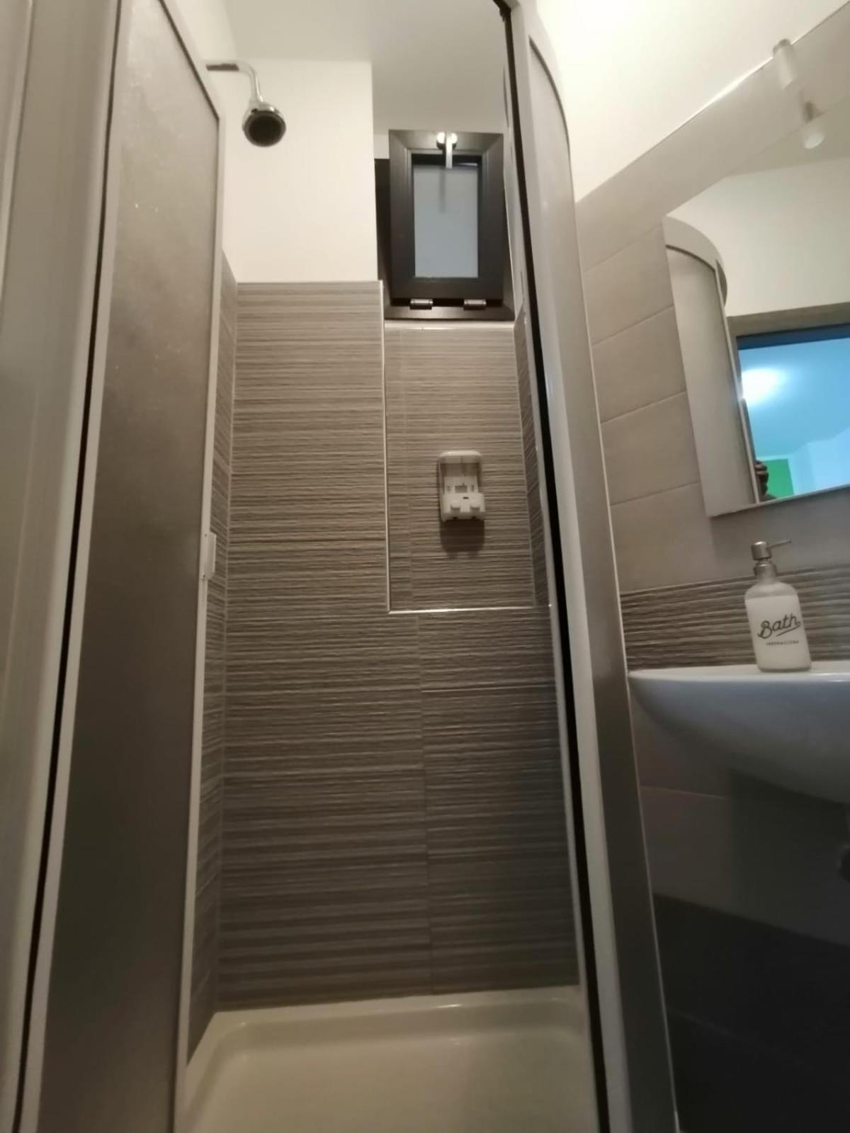 Double or Twin Room with Private Bathroom - Photo 7