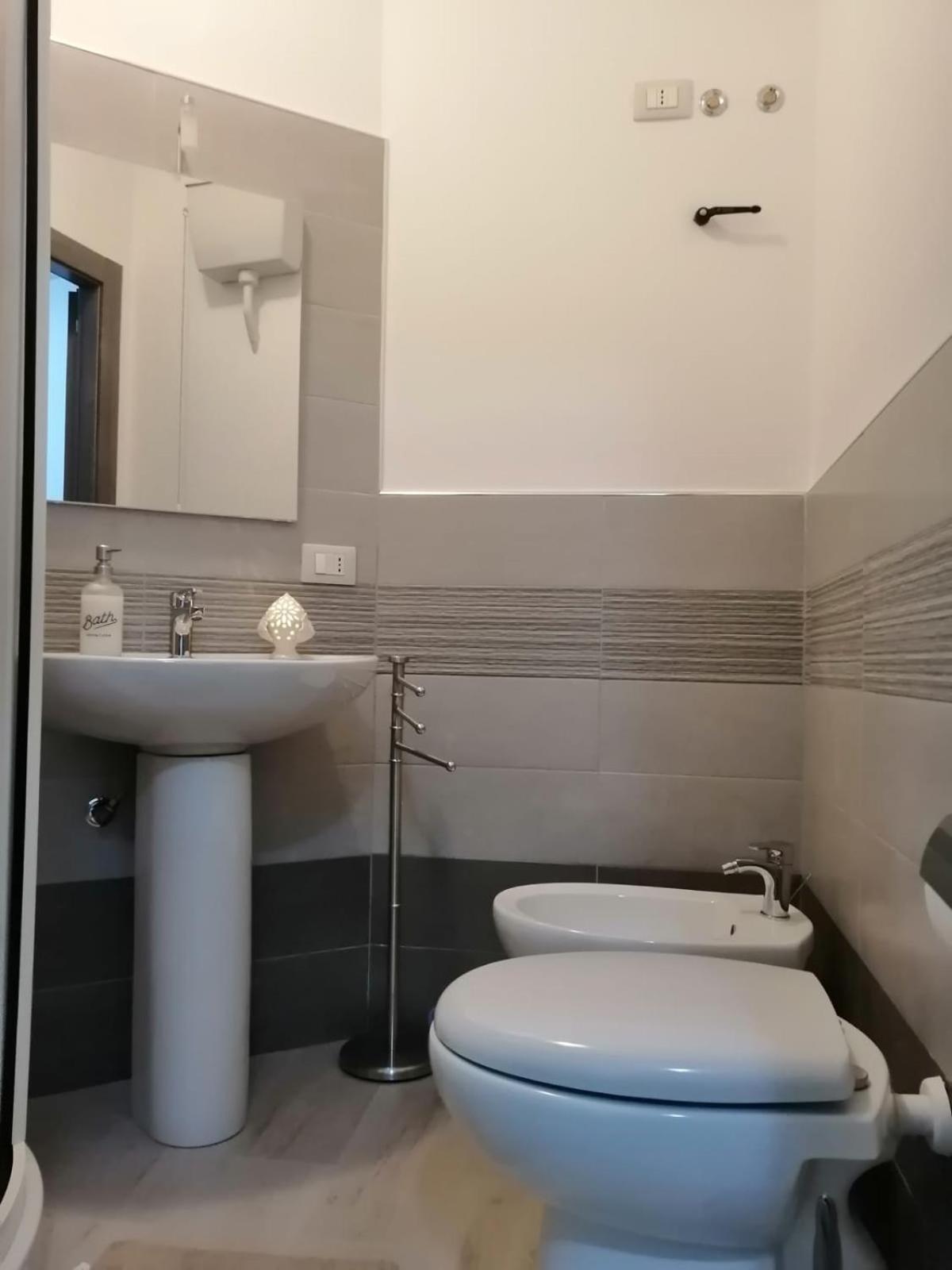 Double or Twin Room with Private Bathroom - Photo 6