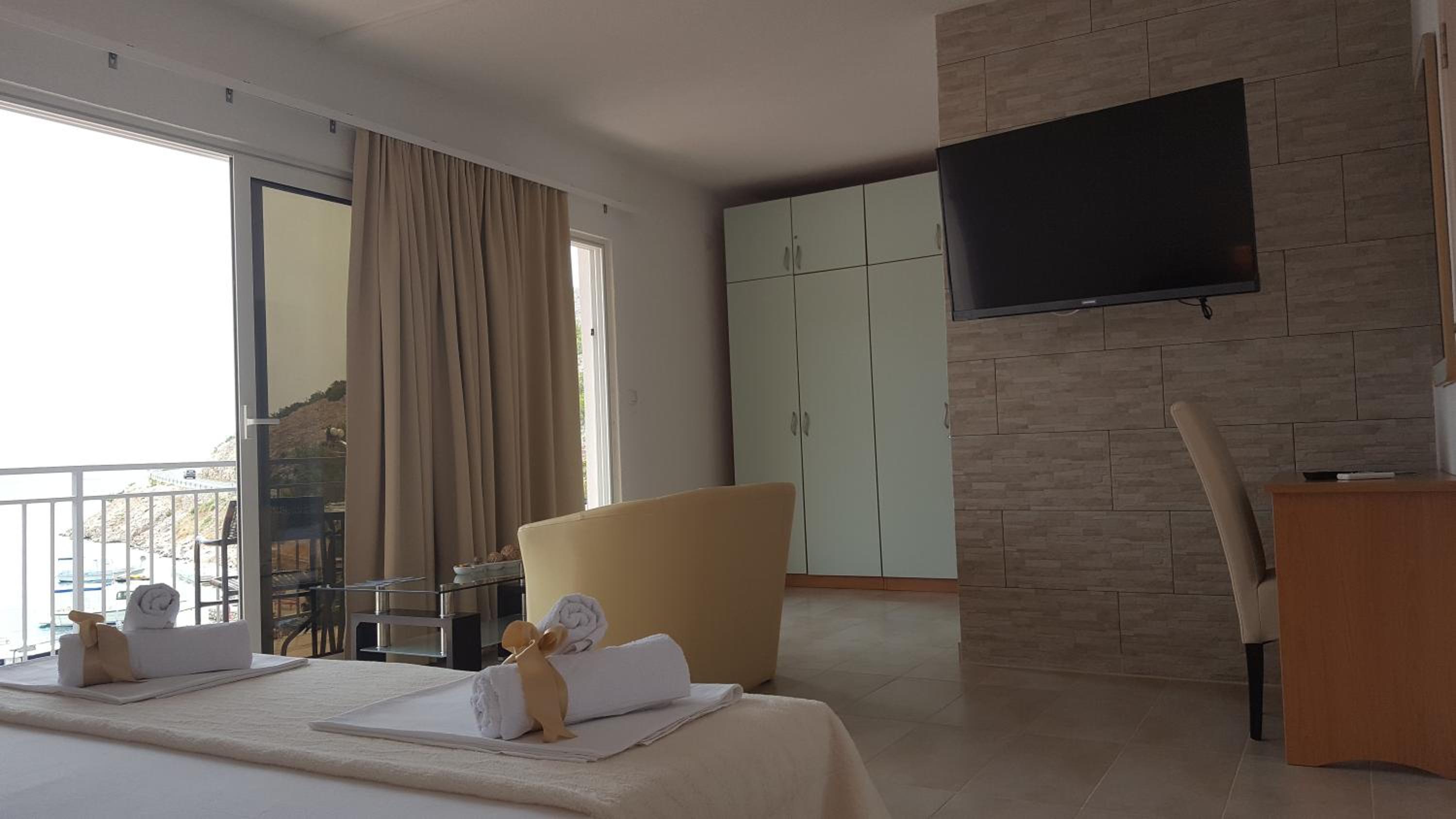 Double Room with Balcony and Sea View - Photo 4