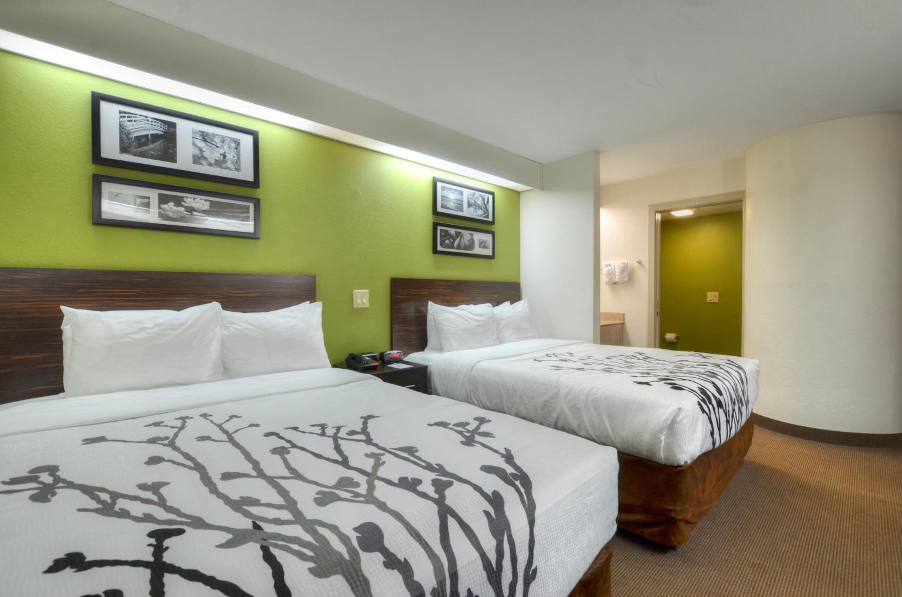 Queen Room with Two Queen Beds - Non-Smoking - Photo 5
