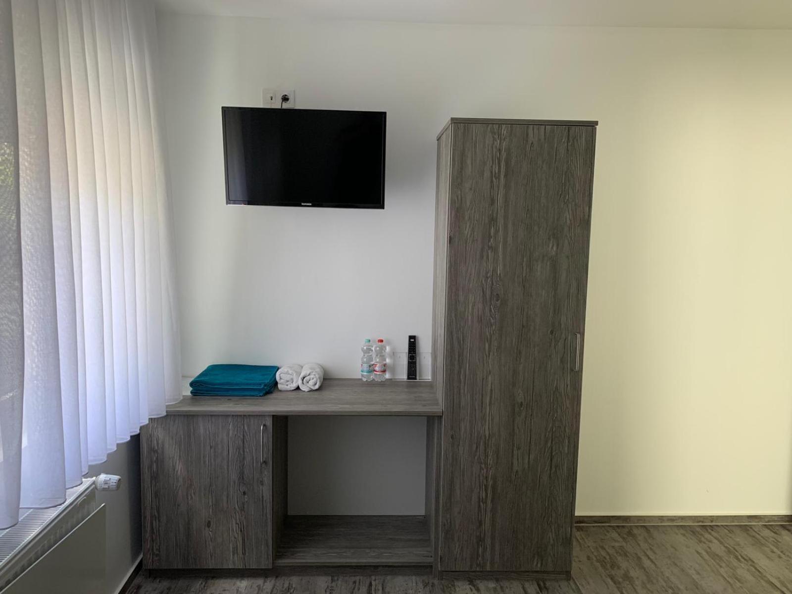 Budget Double Room - Photo 14