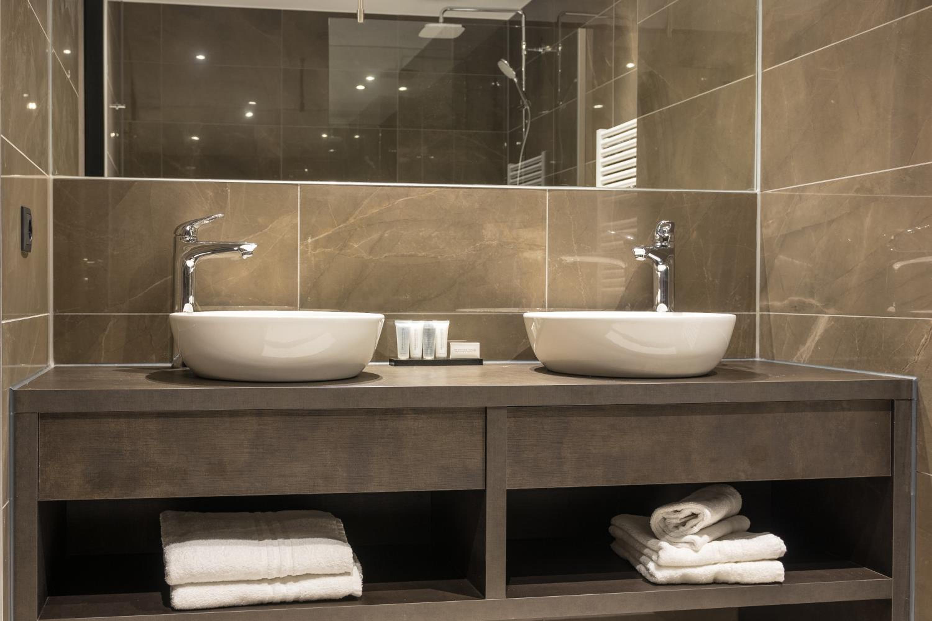 Executive Suite - Photo 2