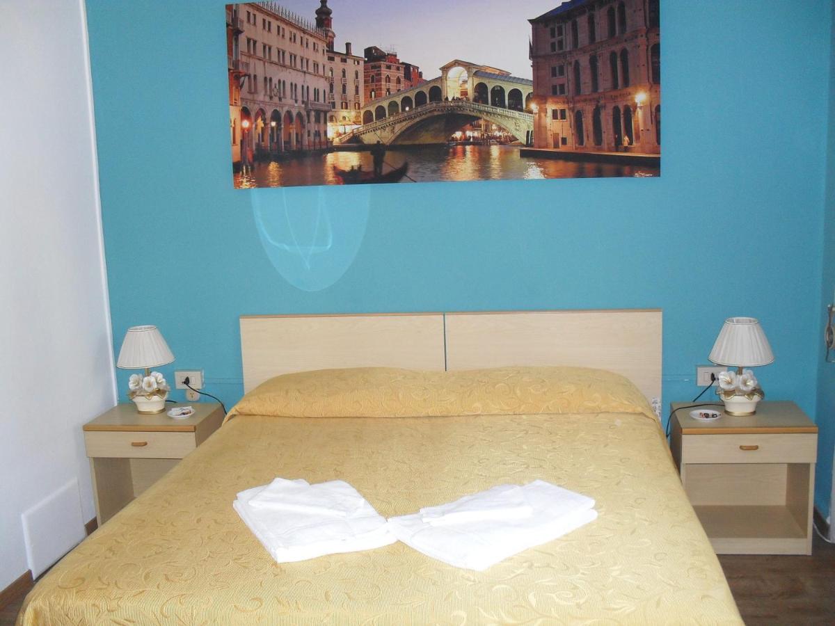 Double or Twin Room with Balcony and Sea View - Photo 2