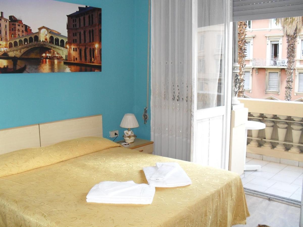 Double or Twin Room with Balcony and Sea View - Photo 9