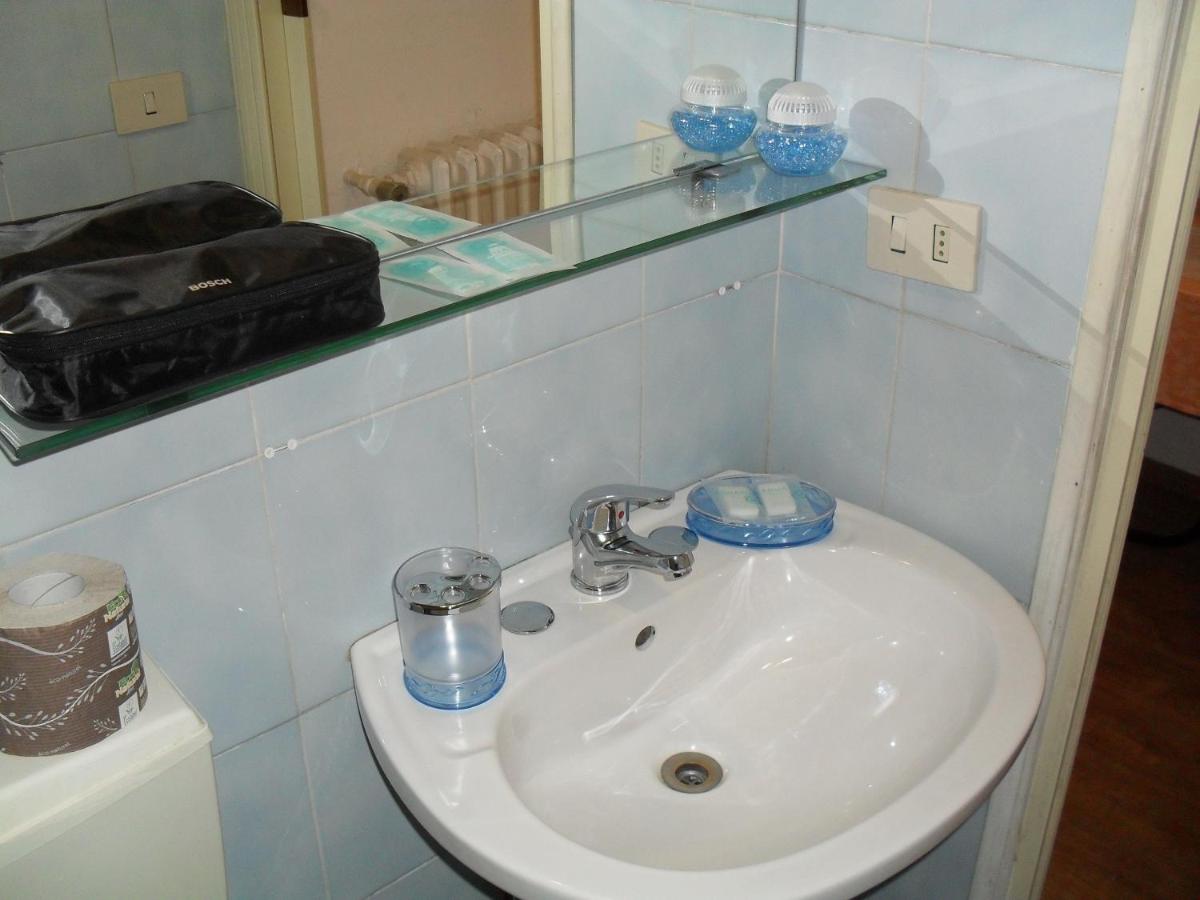 Double or Twin Room with Balcony and Sea View - Photo 10