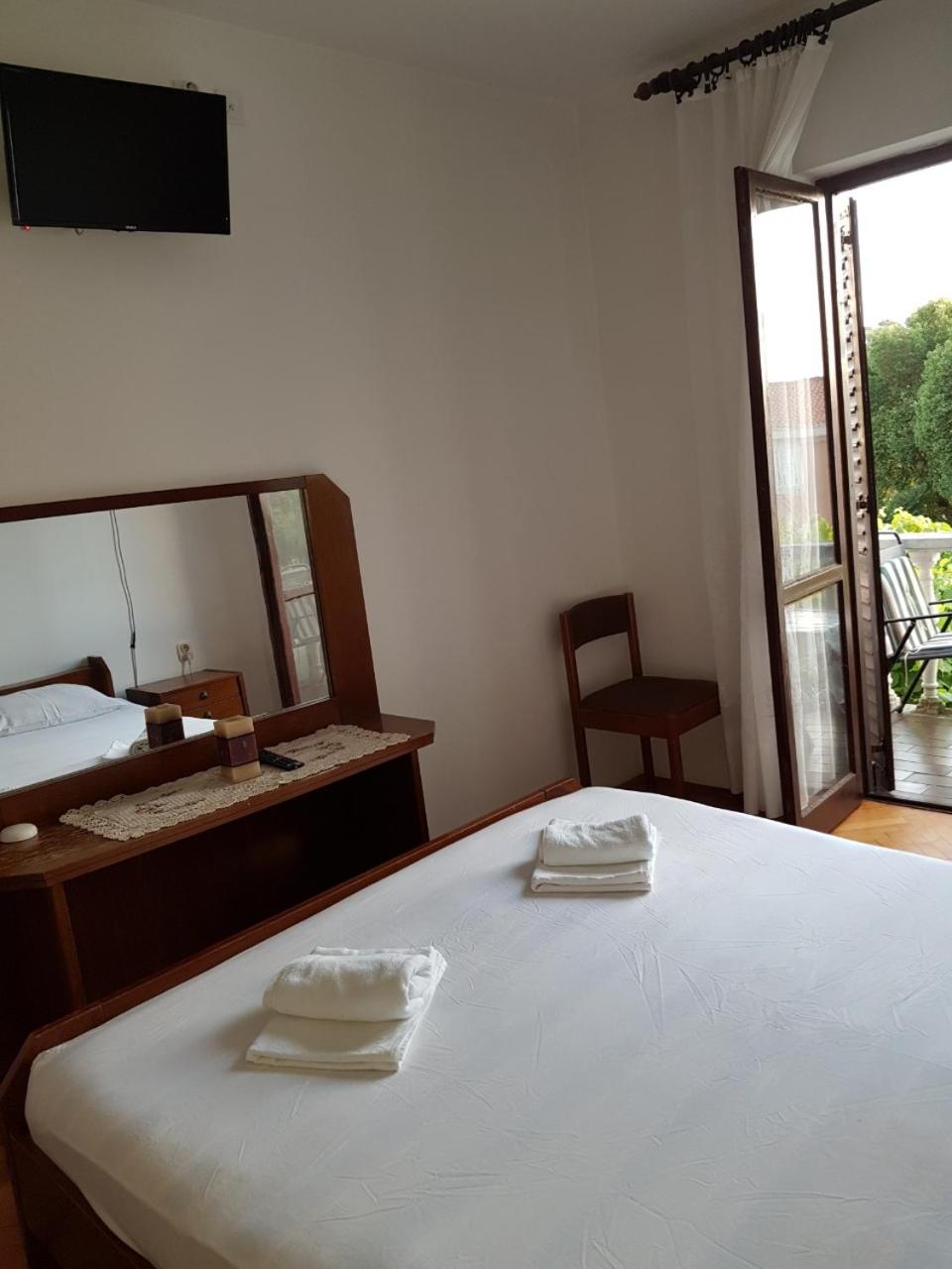 Double Room with Shared Bathroom photo 2