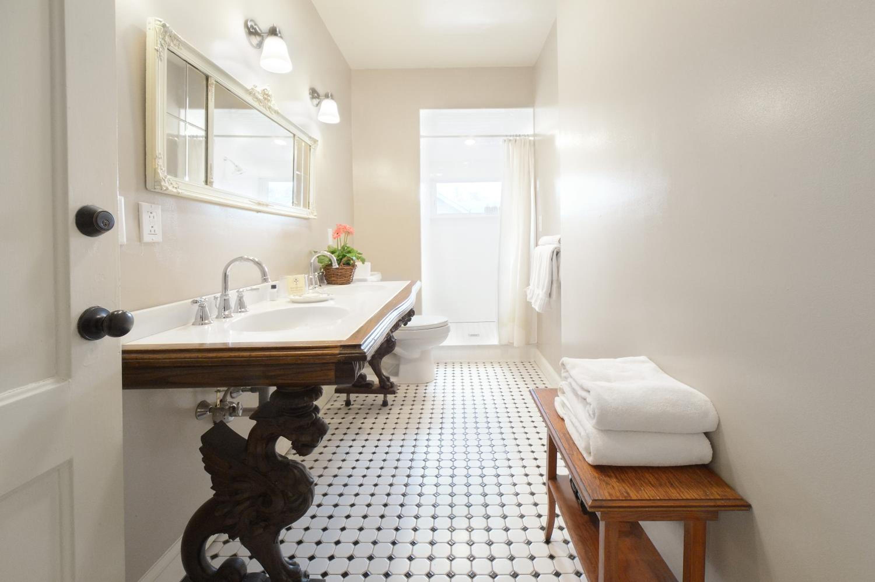 Queen Room - Private External Bathroom photo 2