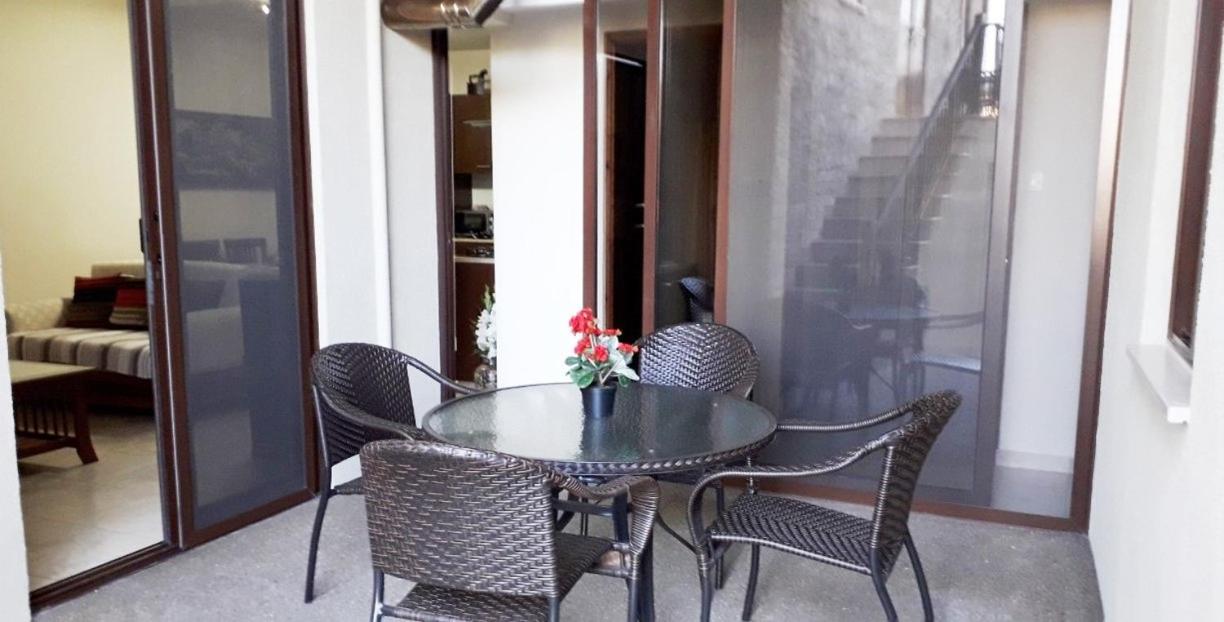 Two-Bedroom Apartment with Mountain View - Photo 8