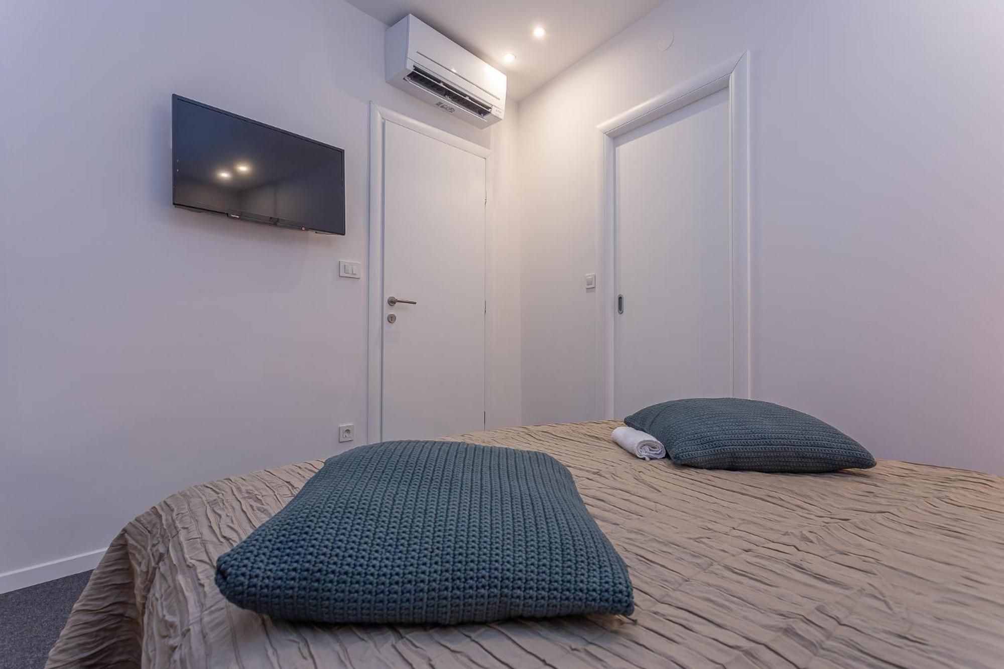 Double Room with Shared Kitchen & Terrace