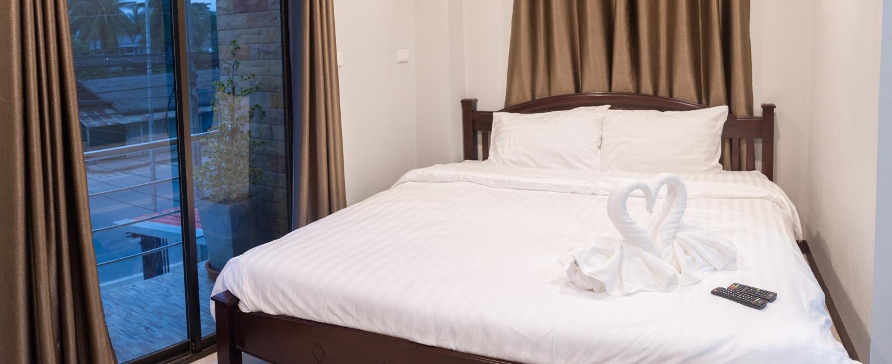 Deluxe Double Room with Balcony - Photo 4