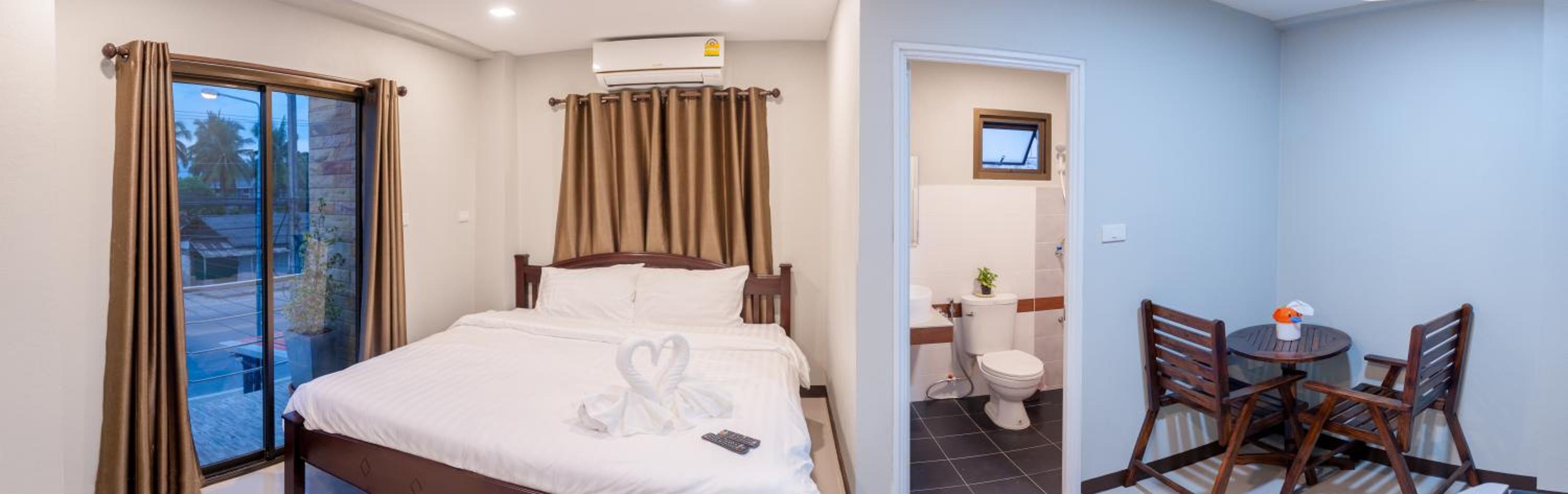 Deluxe Double Room with Balcony - Photo 3