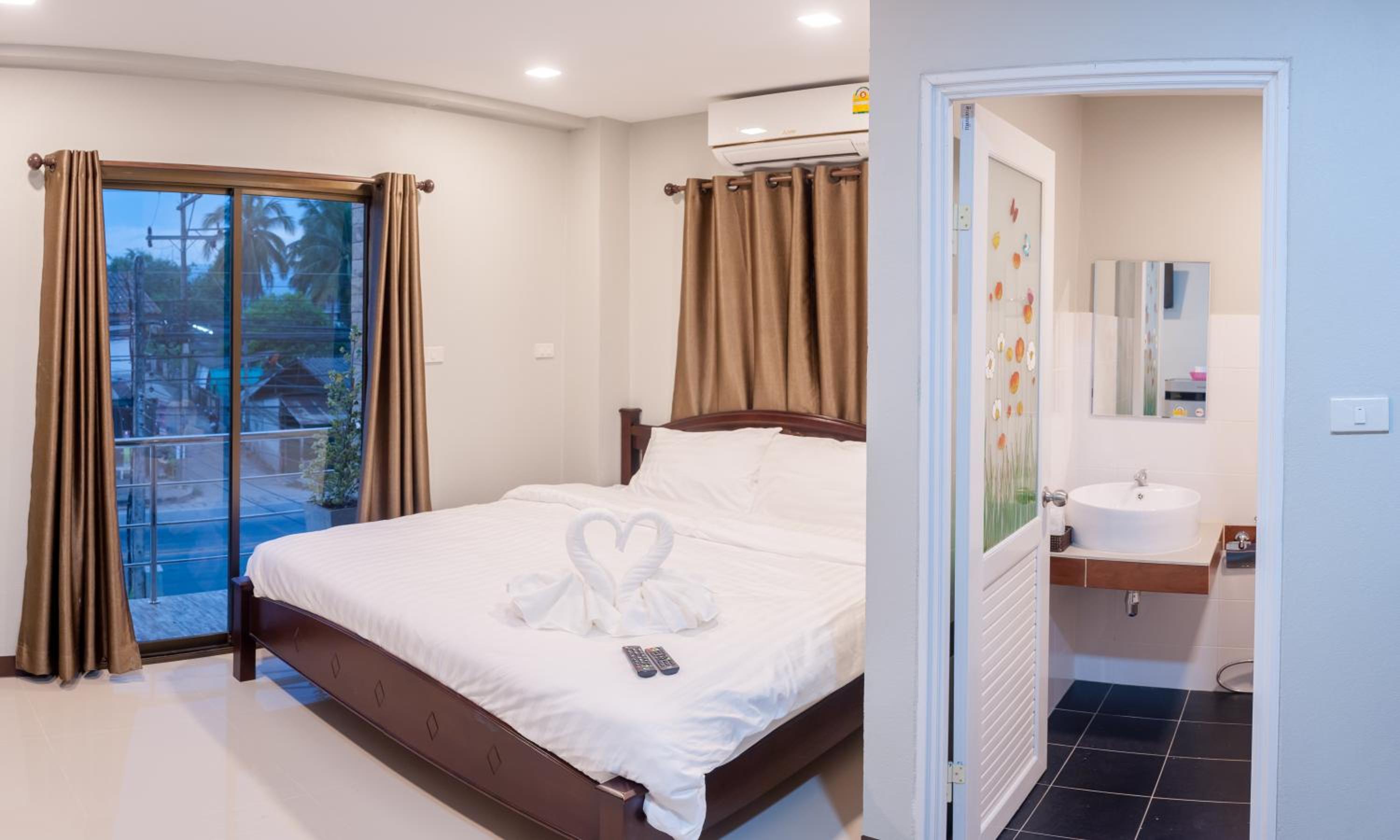 Deluxe Double Room with Balcony - Photo 2