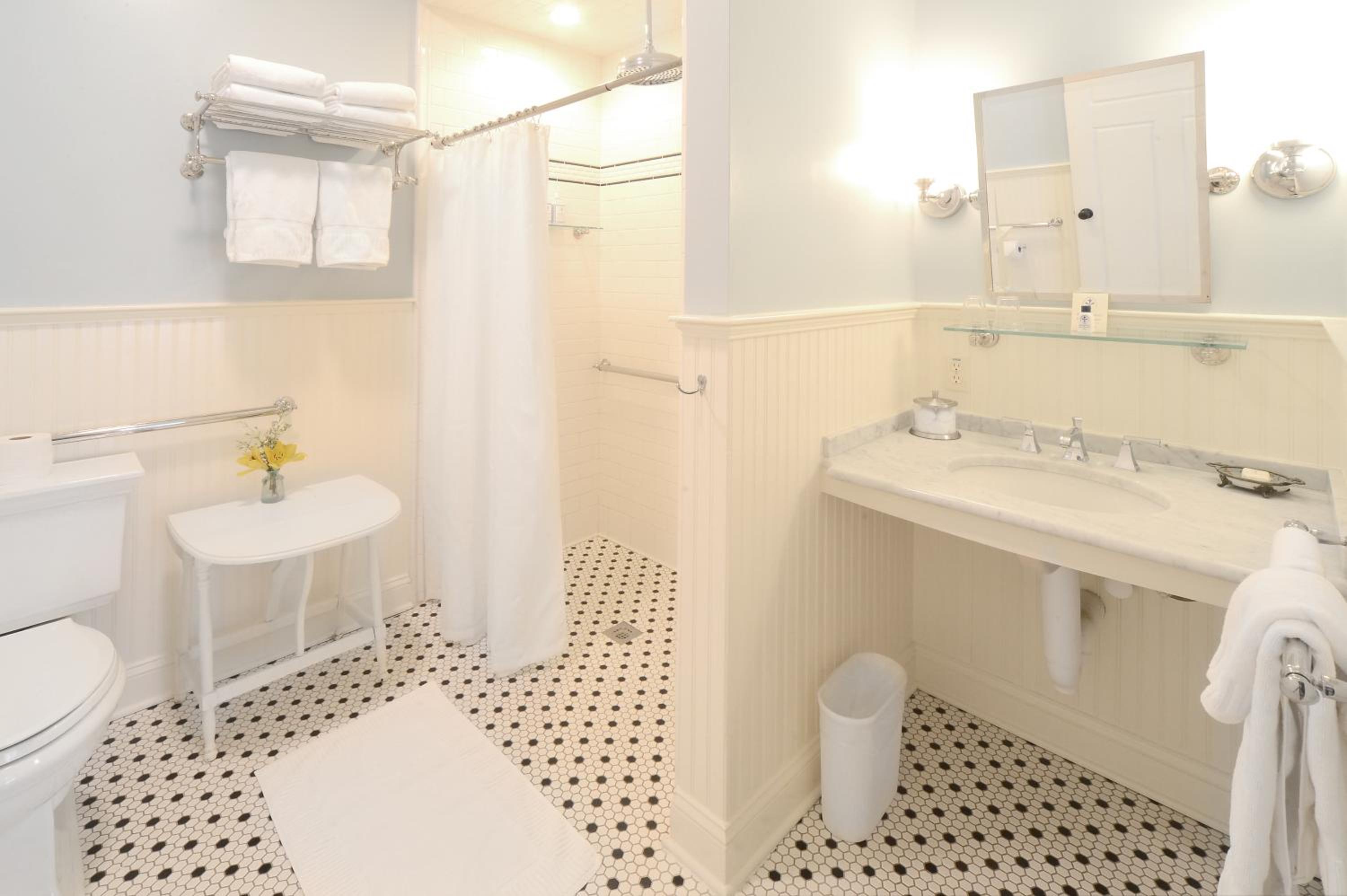 Queen Room - Disability Access photo 3