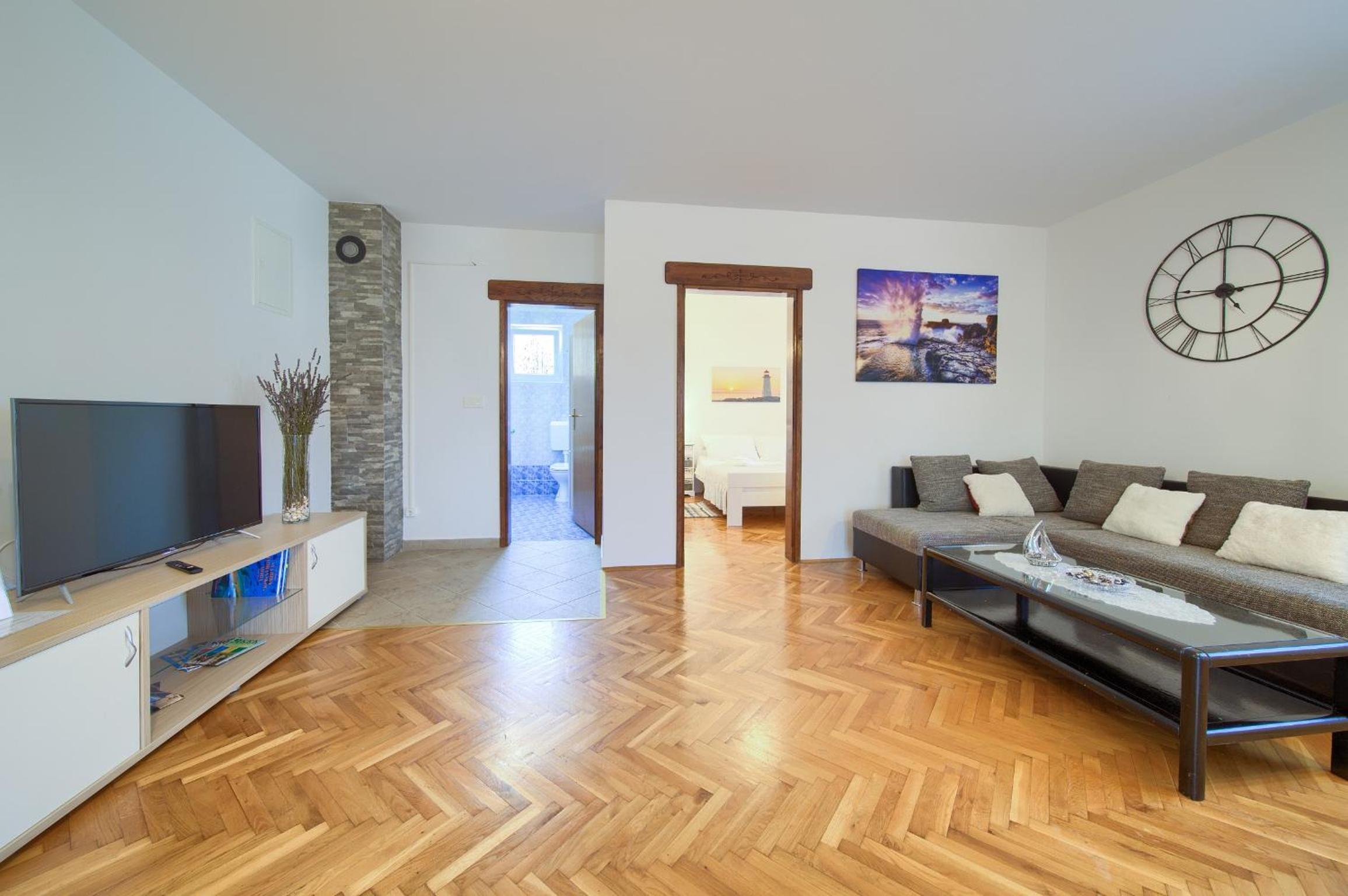 One-Bedroom Apartment photo 1