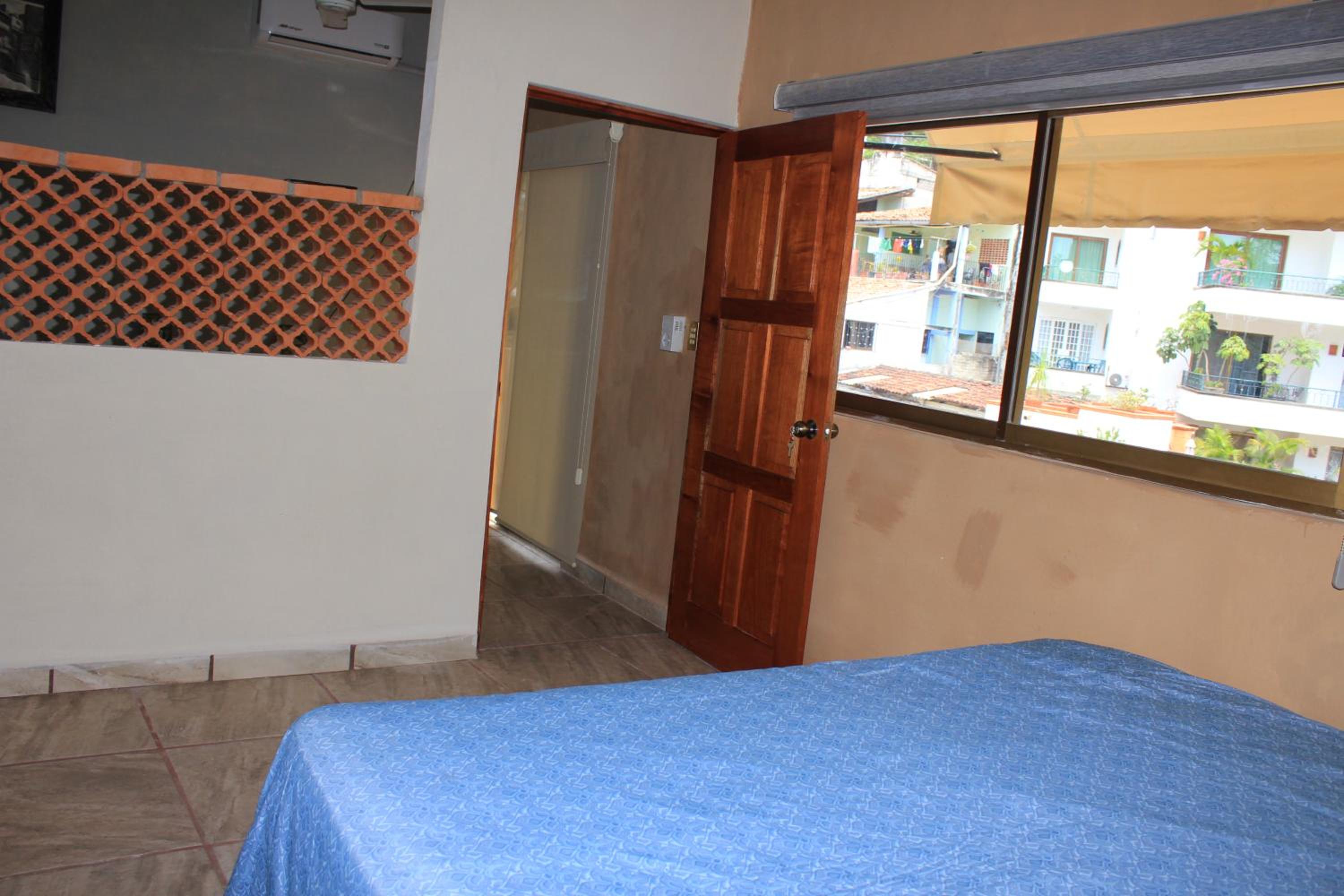 Apartment with Balcony photo 3