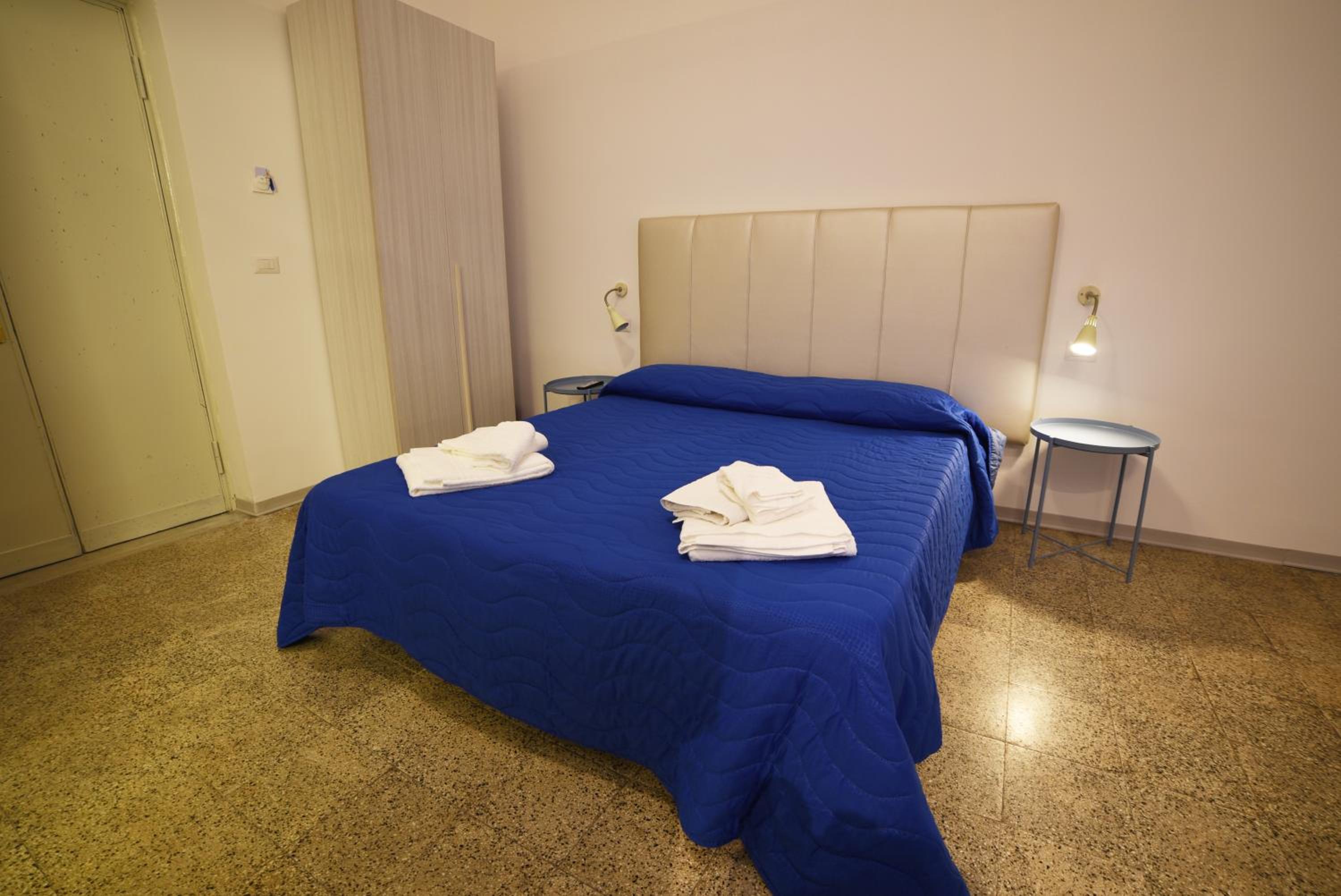 Double Room with Private Bathroom - Photo 2