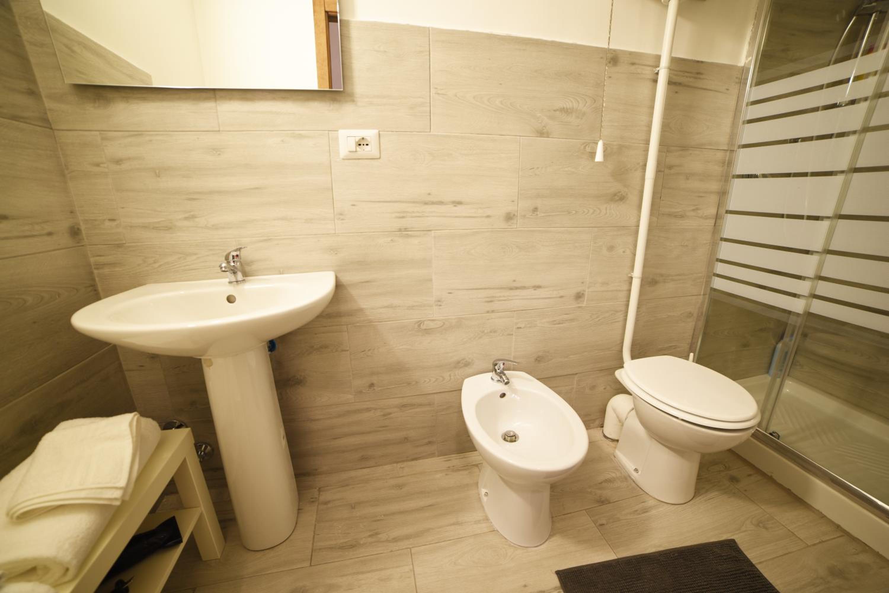 Double Room with Private Bathroom - Photo 11