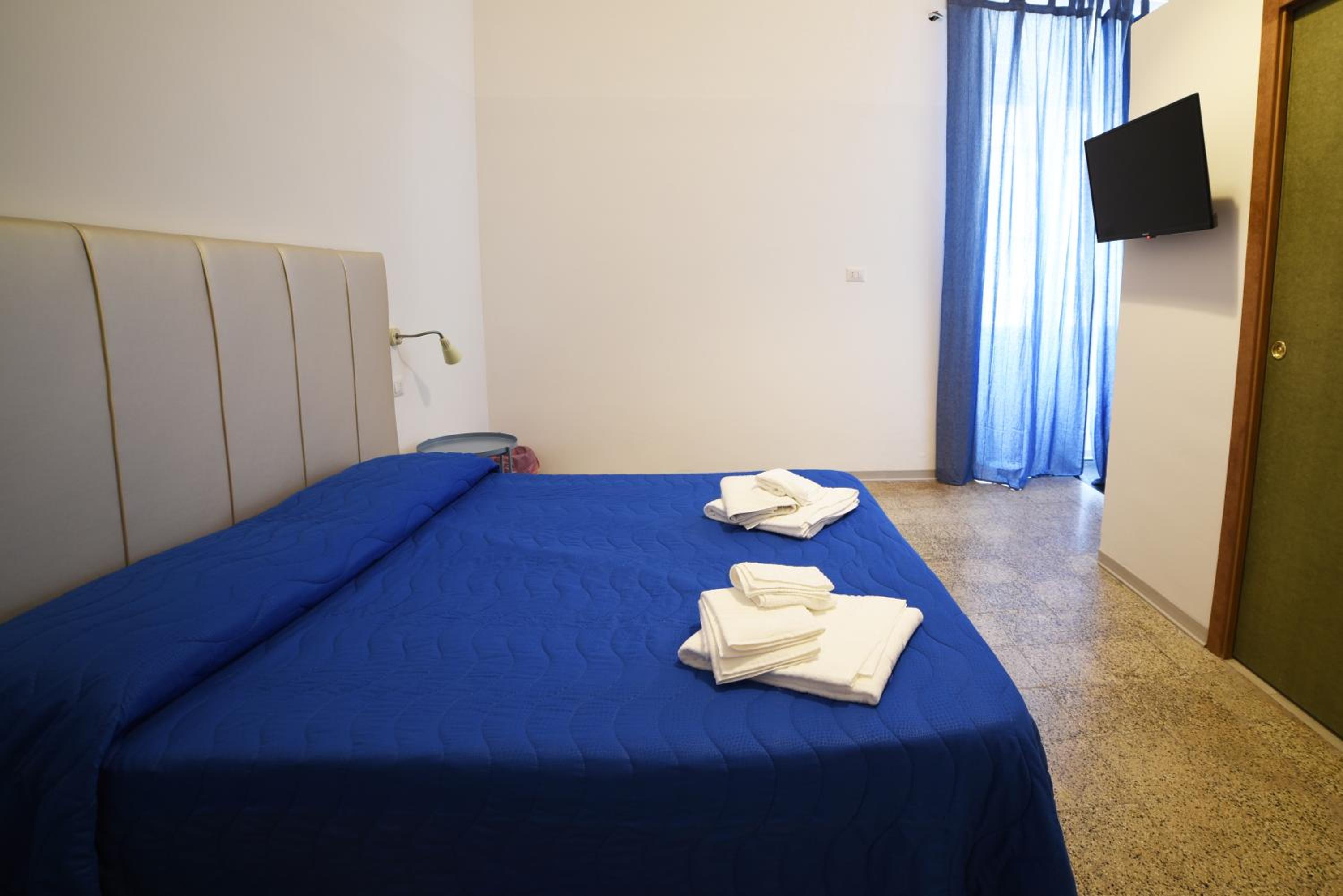 Double Room with Private Bathroom - Photo 10