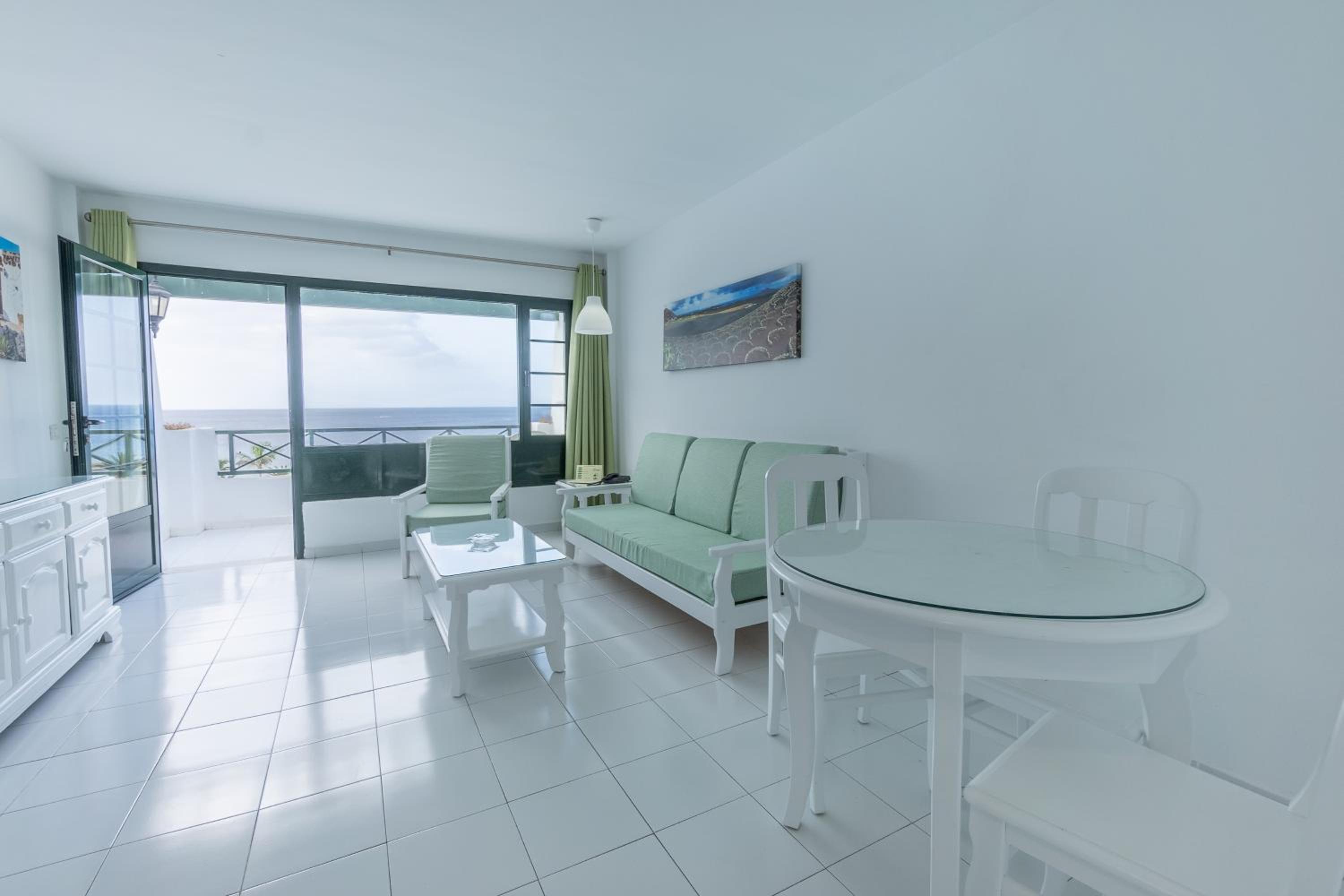 One-Bedroom Apartment with View - Photo 12