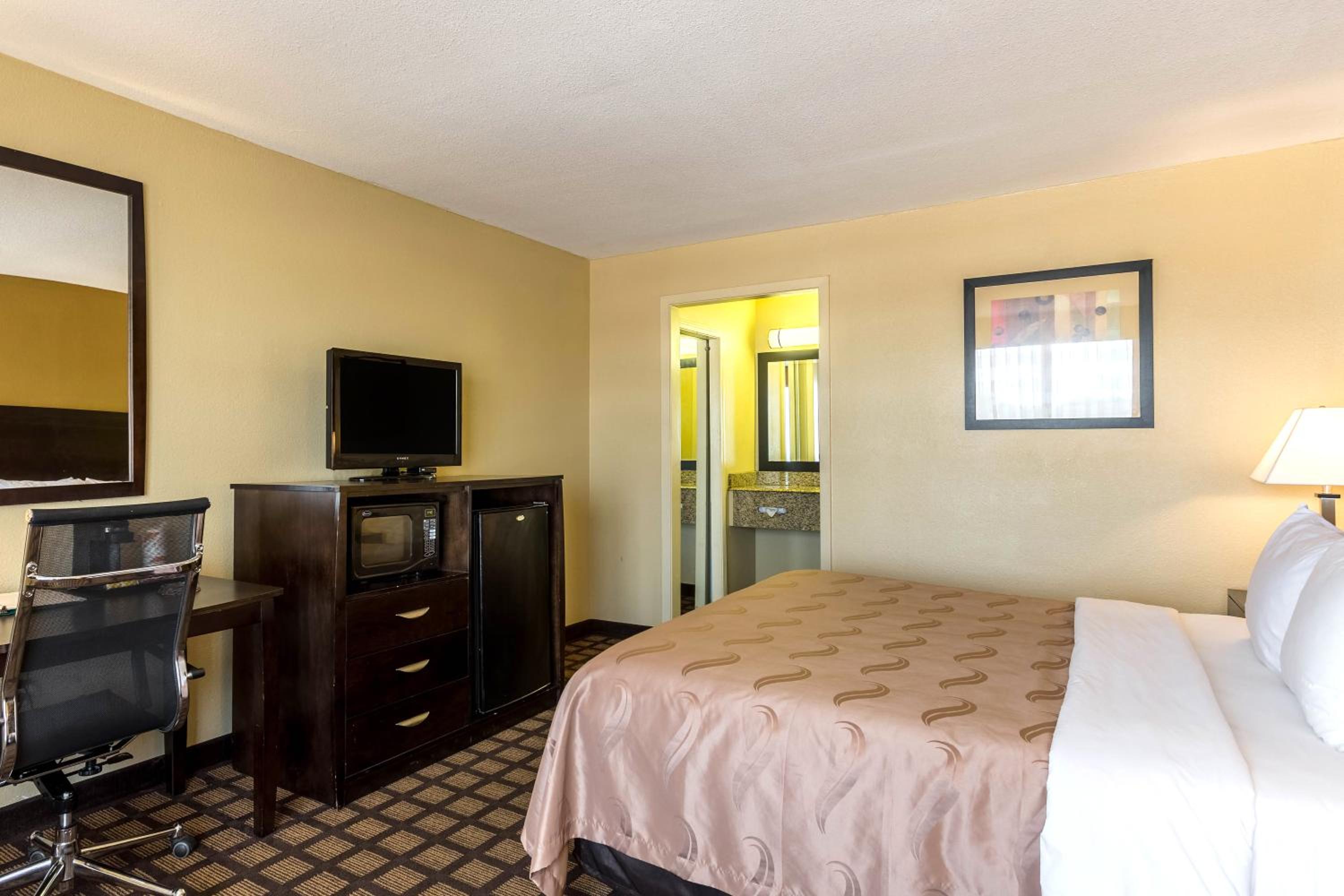 King Room - Non-Smoking - Photo 2