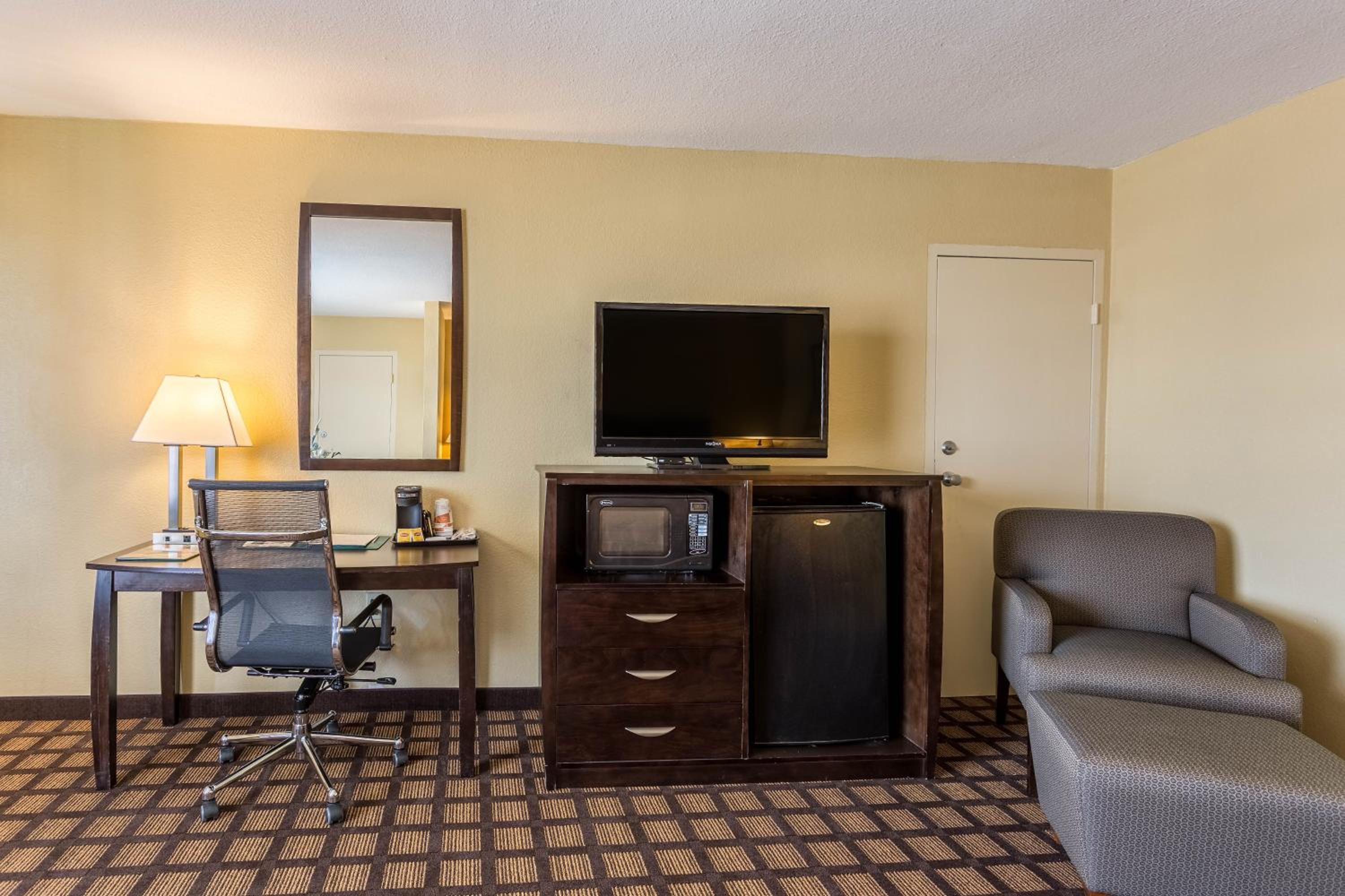 King Suite - Non-Smoking - Photo 3