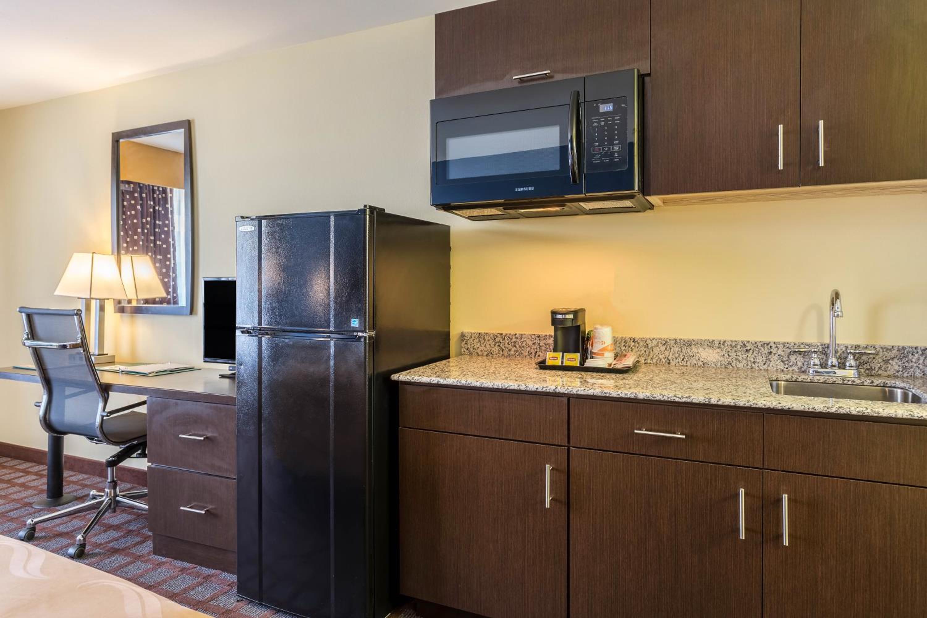 Executive King Suite - Non-Smoking - Photo 3