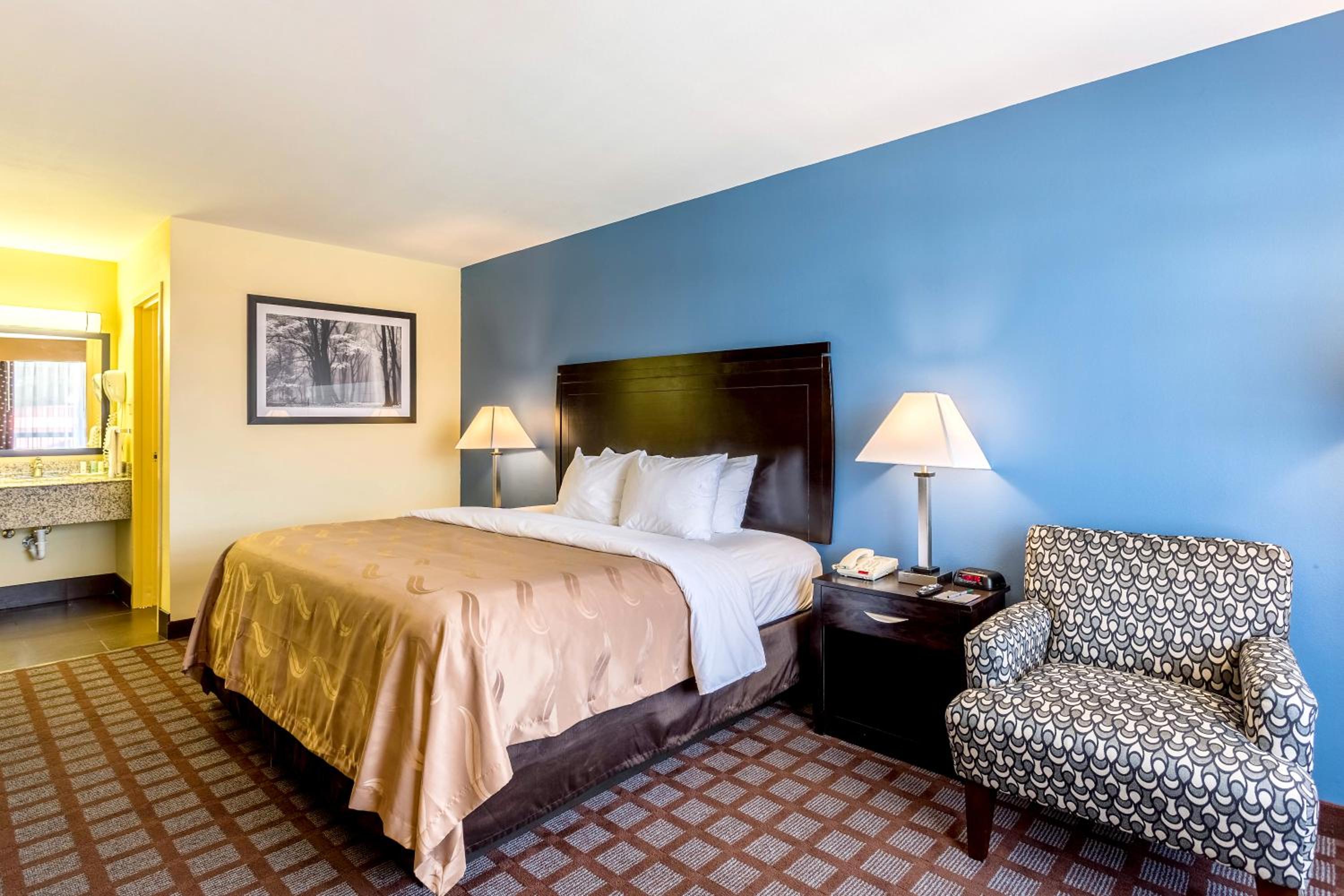 Executive King Suite - Non-Smoking - Photo 1