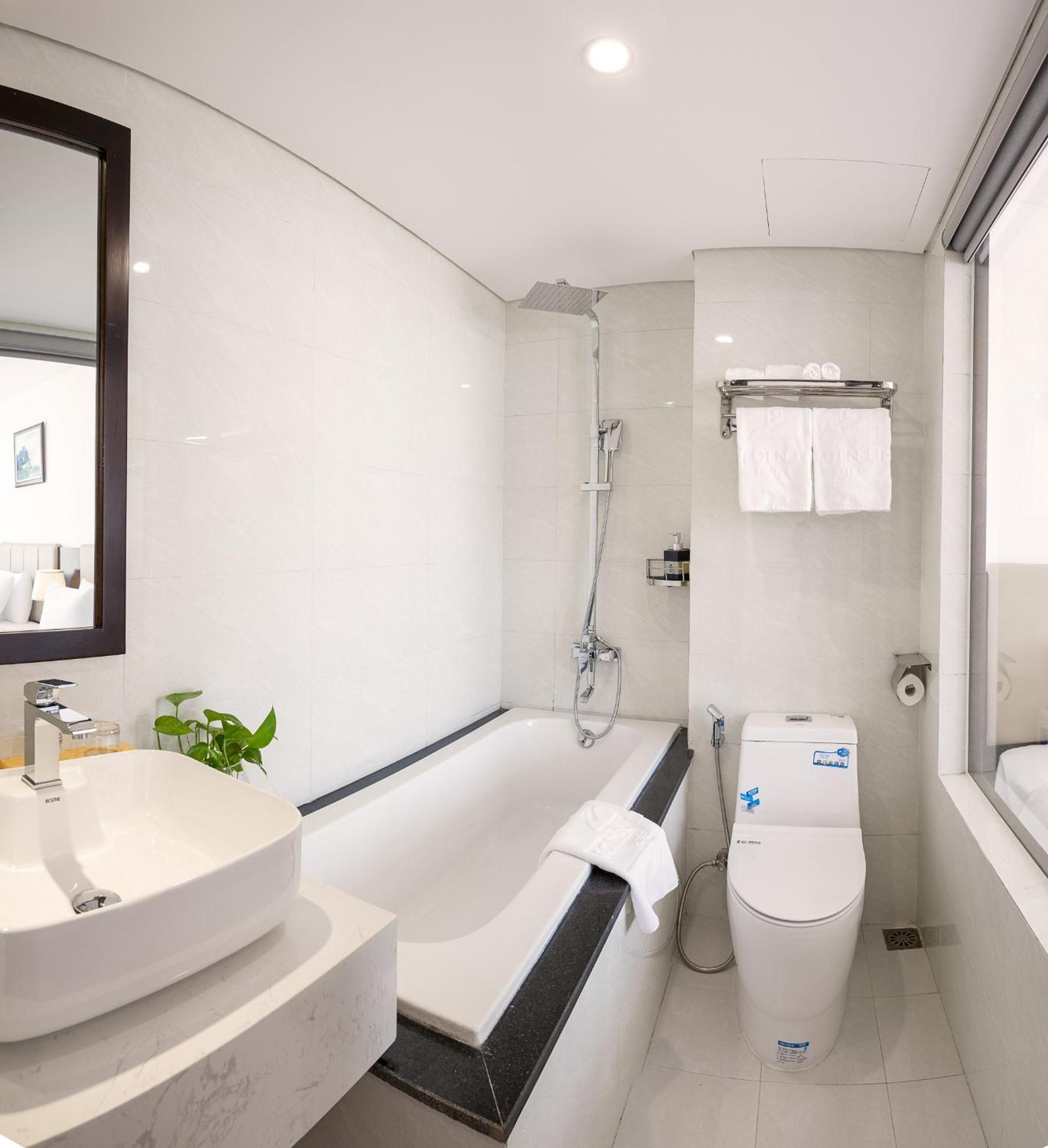 Deluxe Twin Room with Bathtub and City View - Photo 9