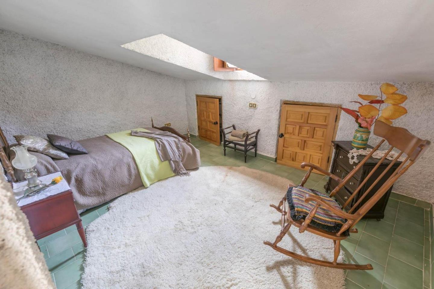 Eight-Bedroom House photo 2