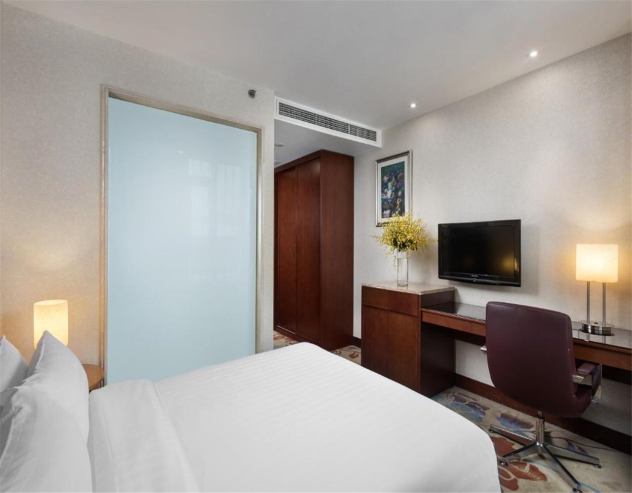 Queen Room - Non-Smoking - Photo 1