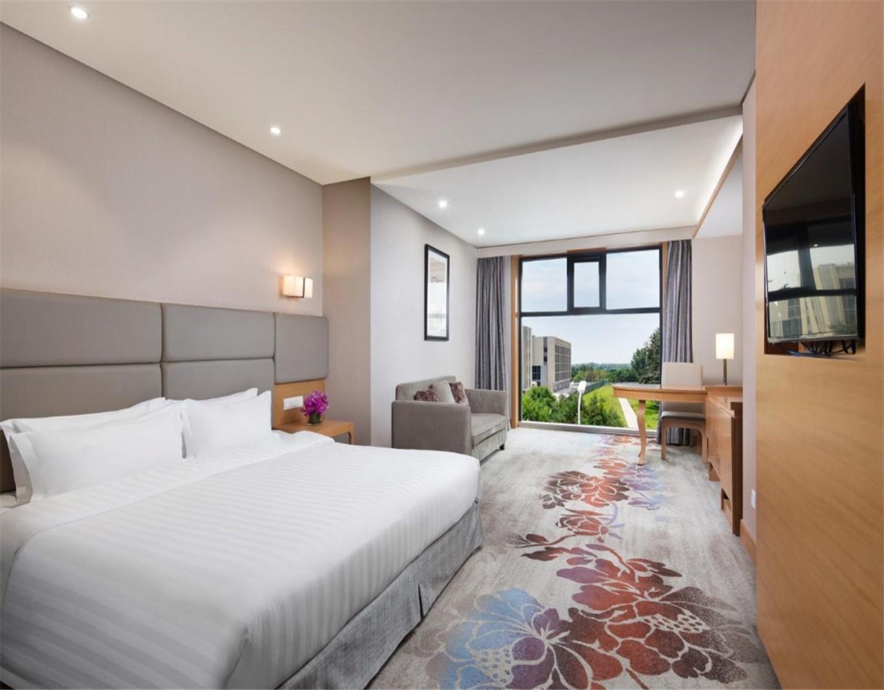Deluxe King Room - Non-Smoking - Photo 1