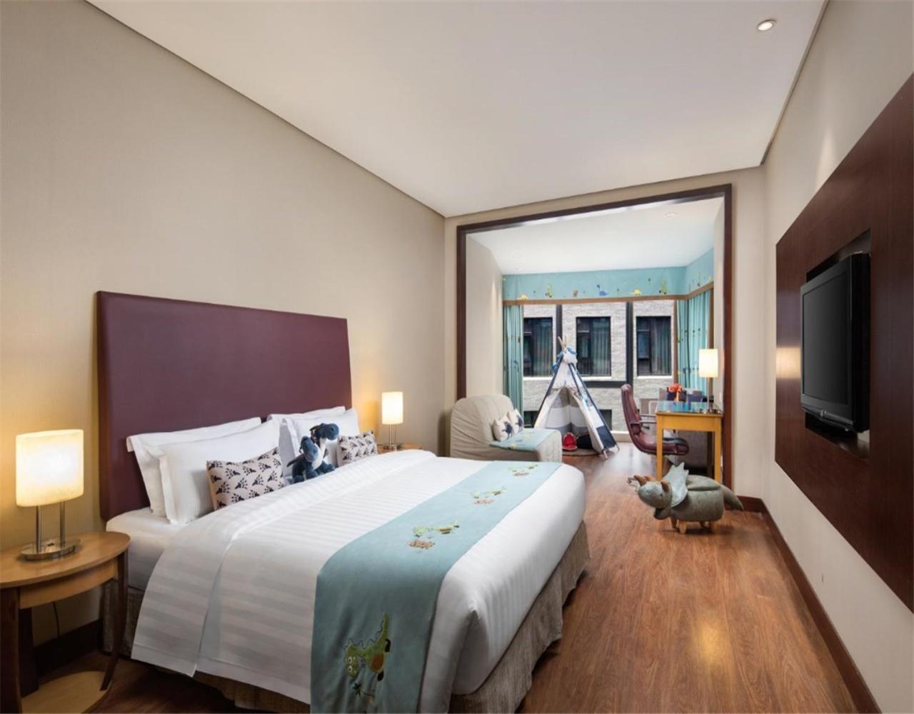 Deluxe King Room - Non-Smoking - Photo 2