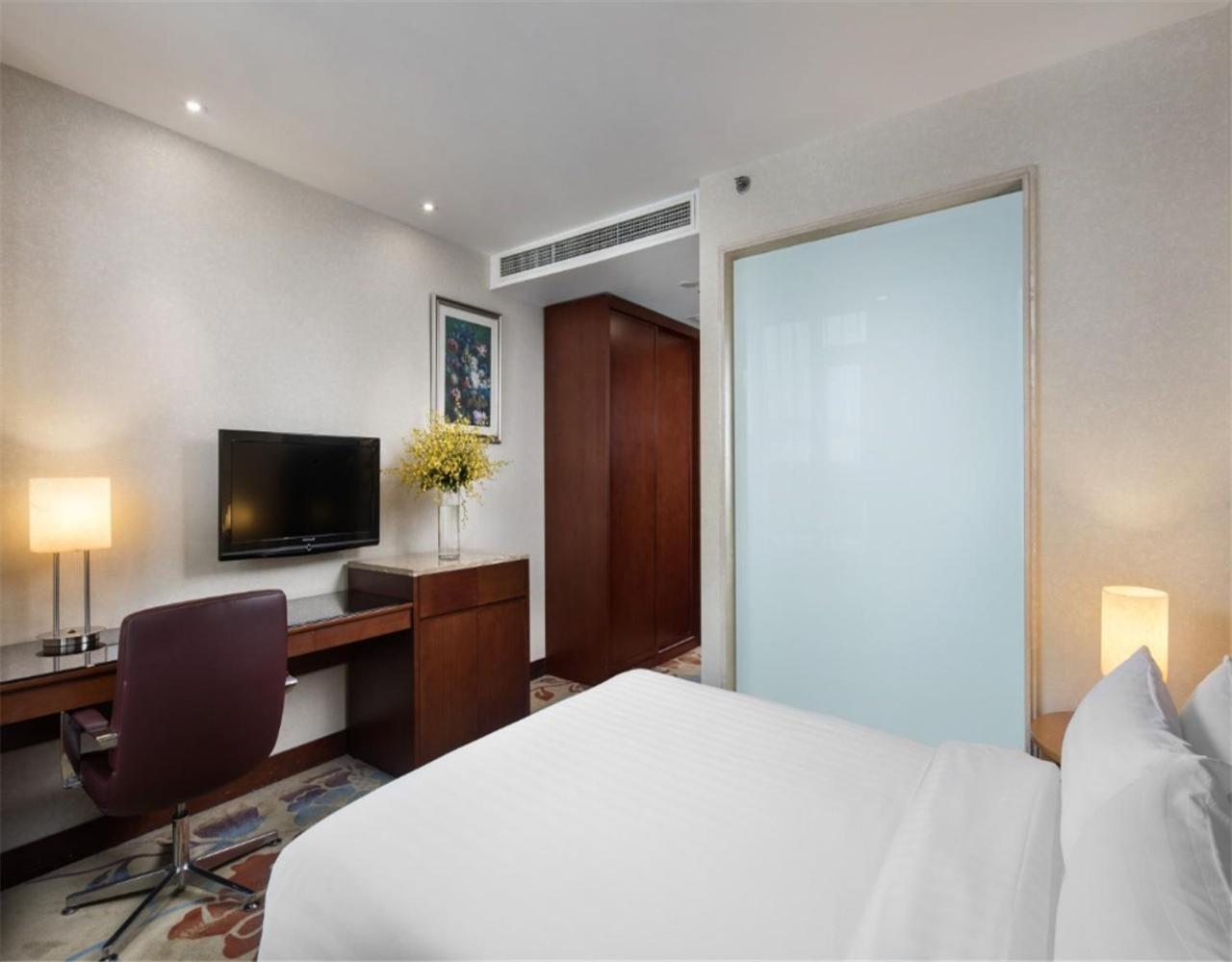 Queen Room - Non-Smoking - Photo 4