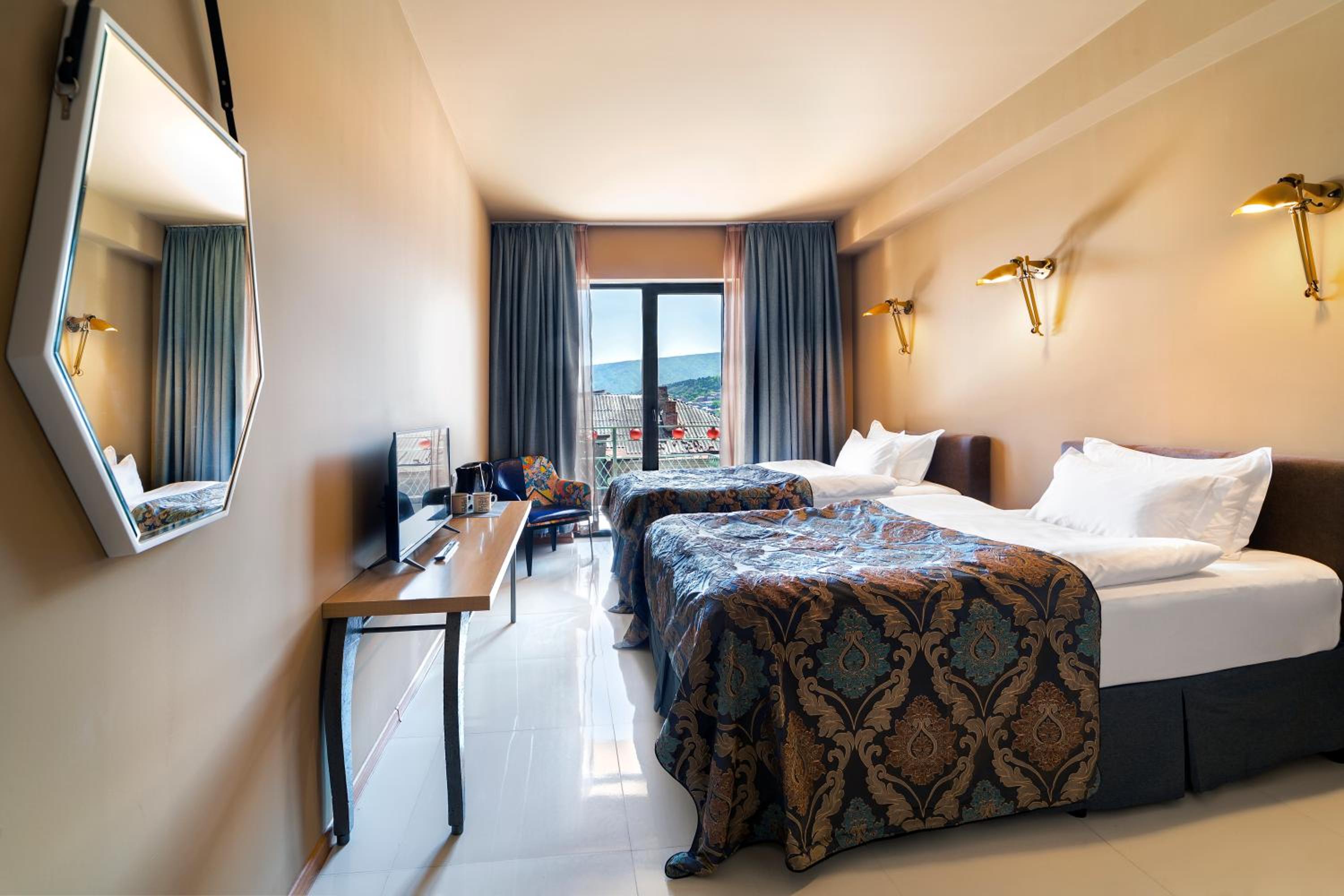 Twin Room with Balcony - Photo 4