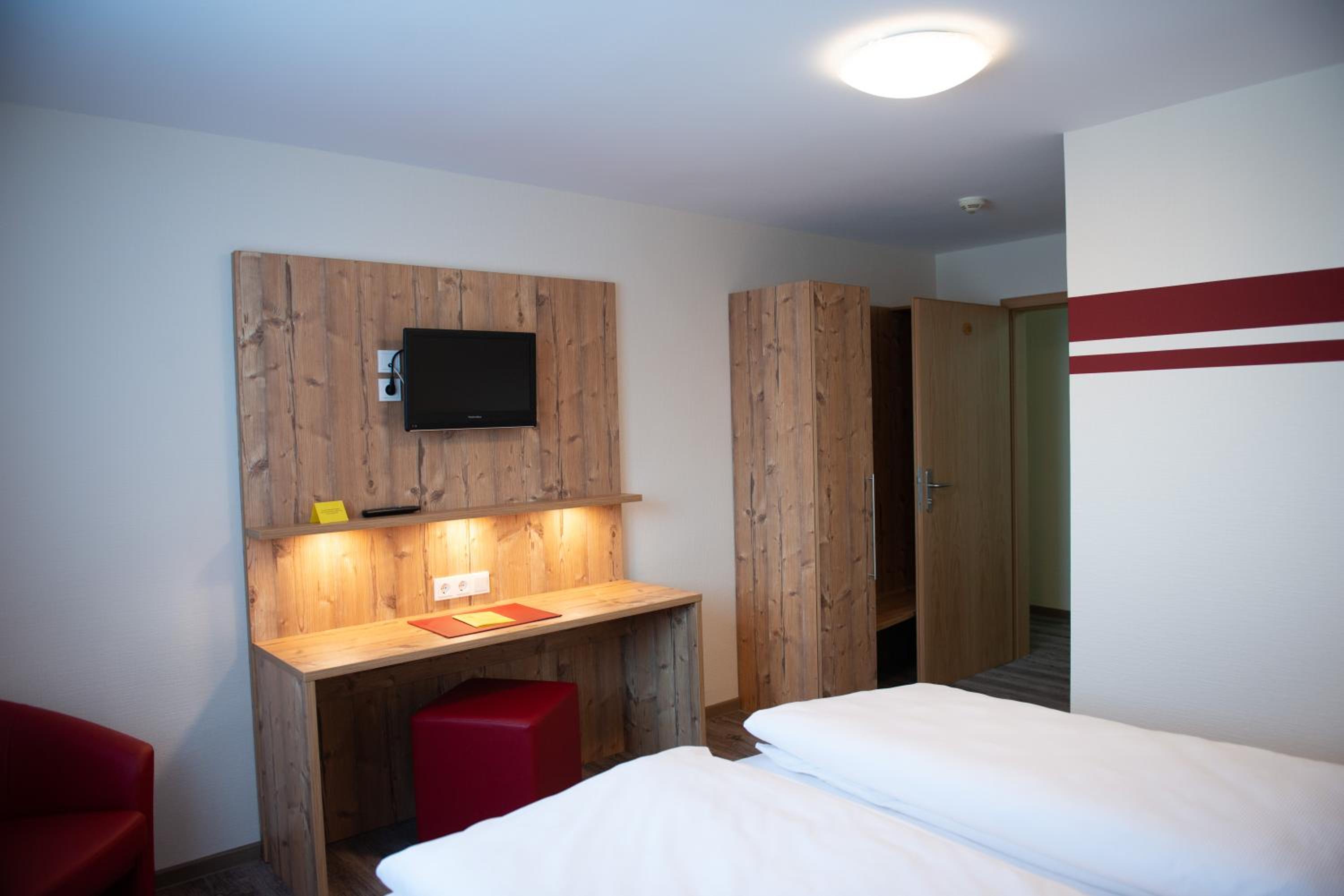Double Room with Private Bathroom - Photo 13