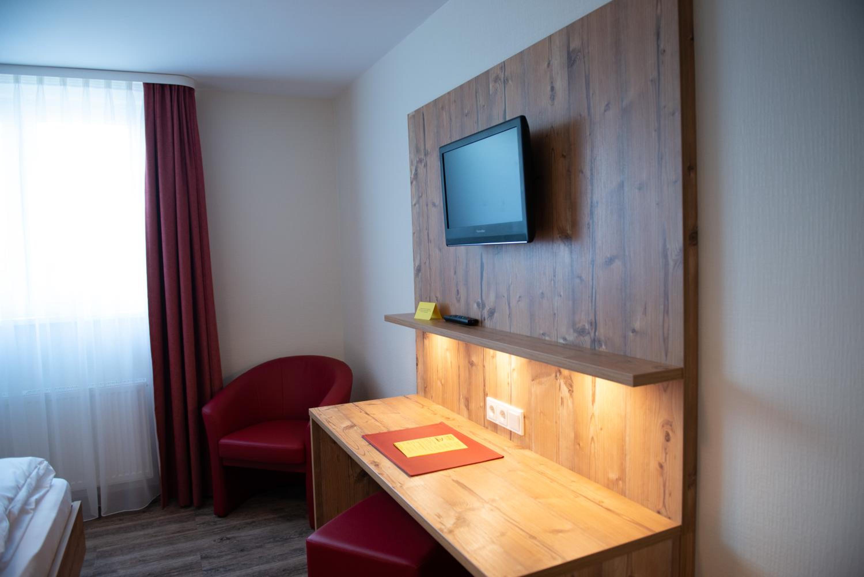 Double Room with Private Bathroom - Photo 16