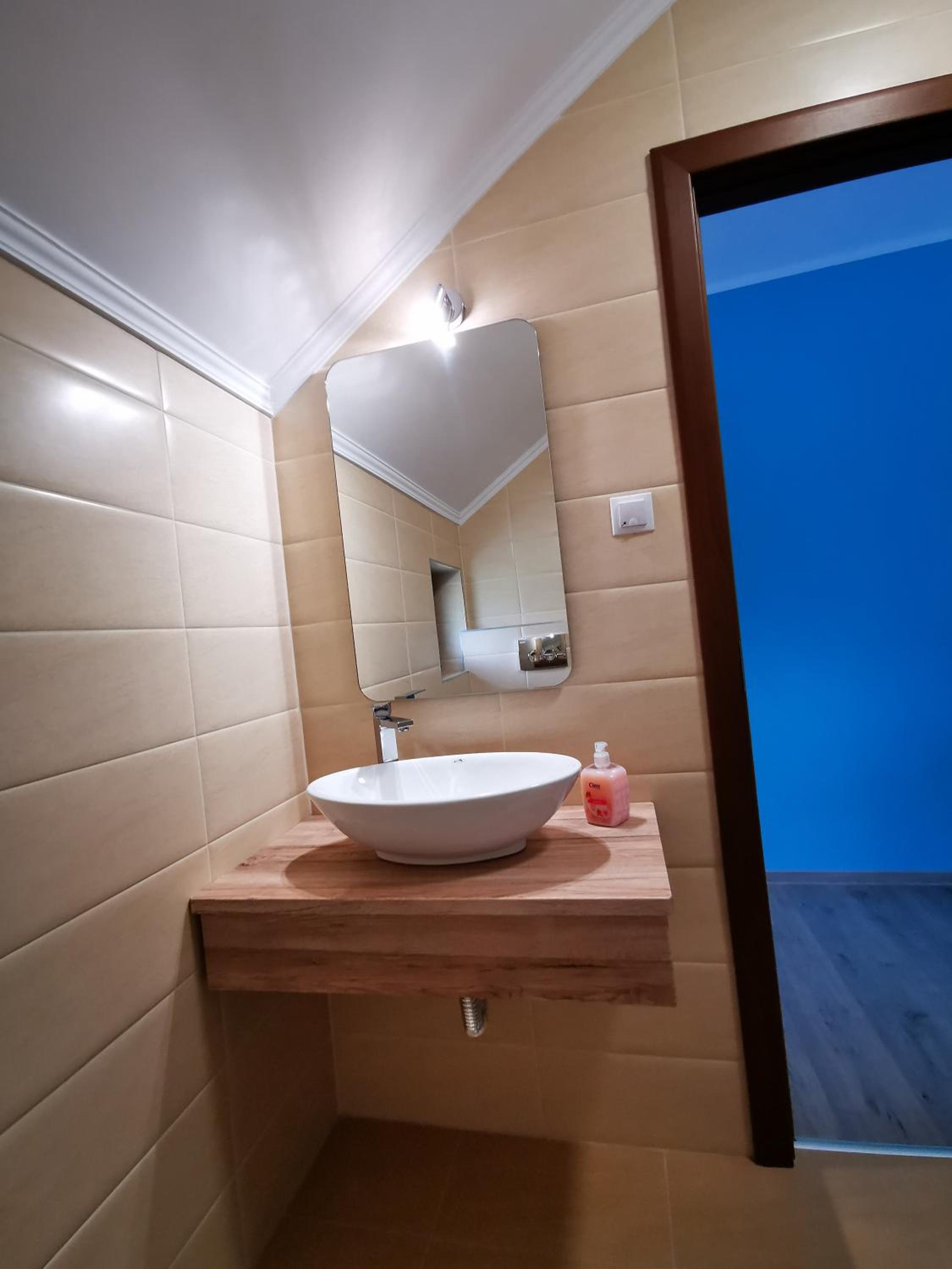 Double or Twin Room with Private Bathroom - Photo 8