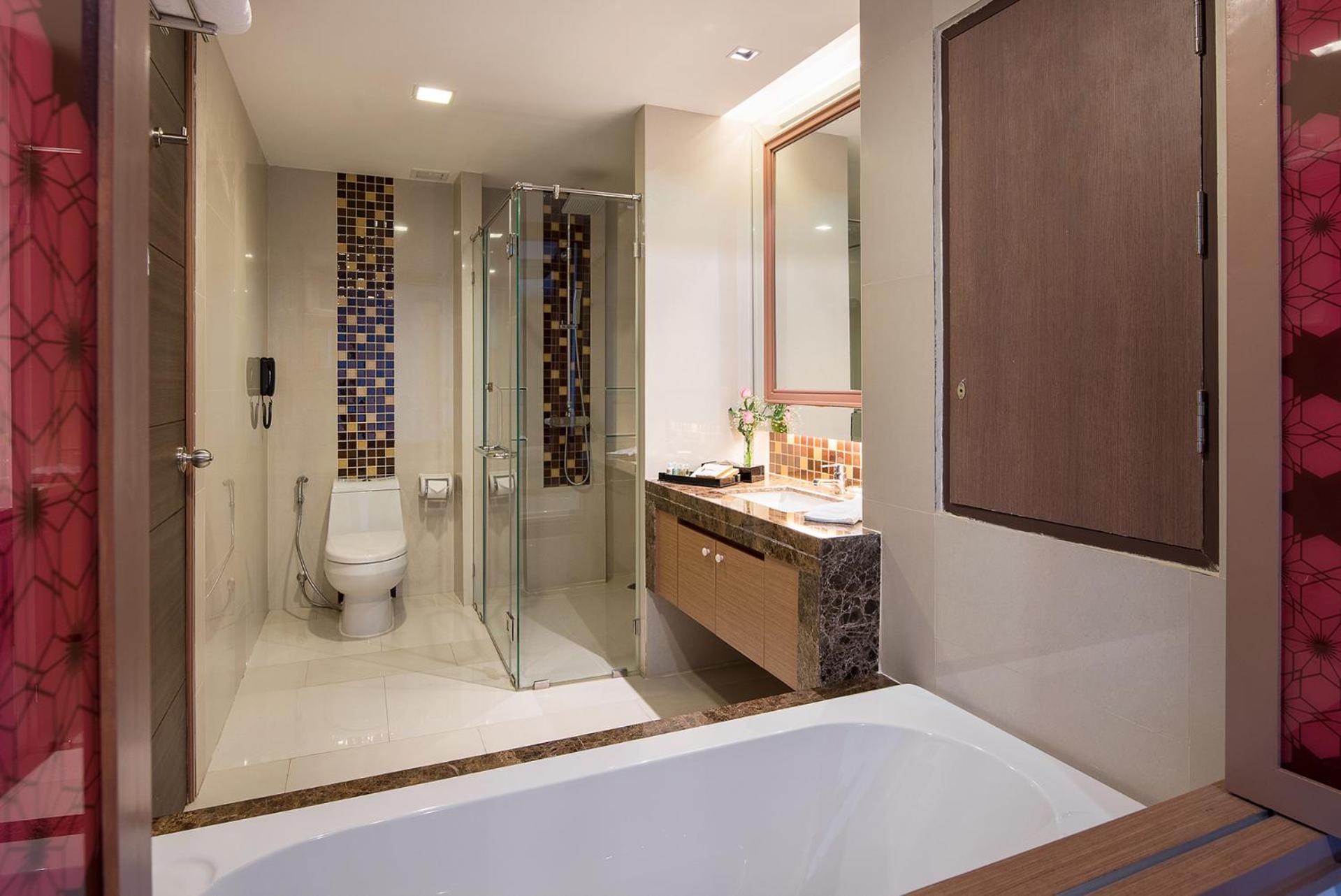 Luxury Quadruple Room (Main Tower) thumbnail 5