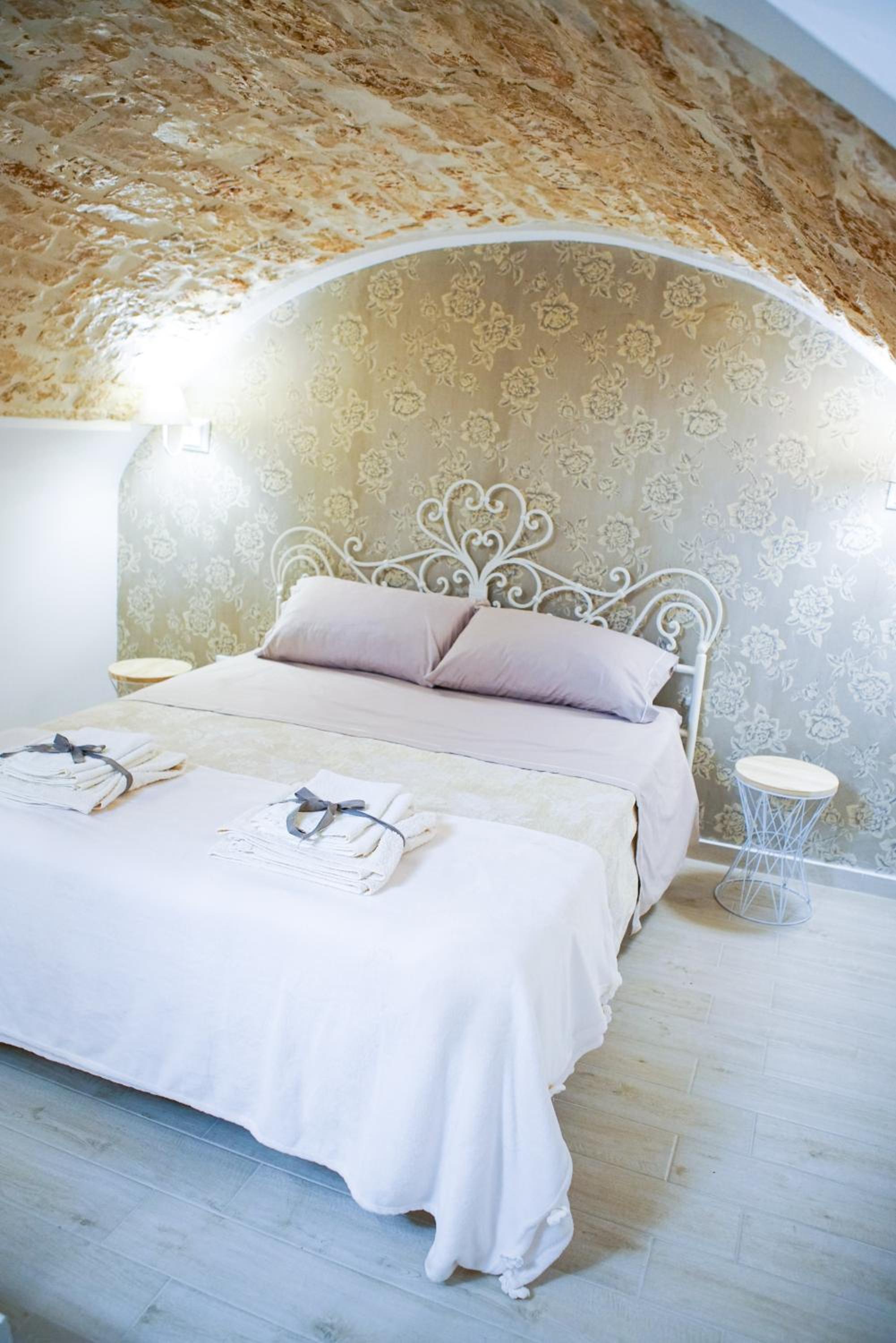 One-Bedroom House - Photo 45