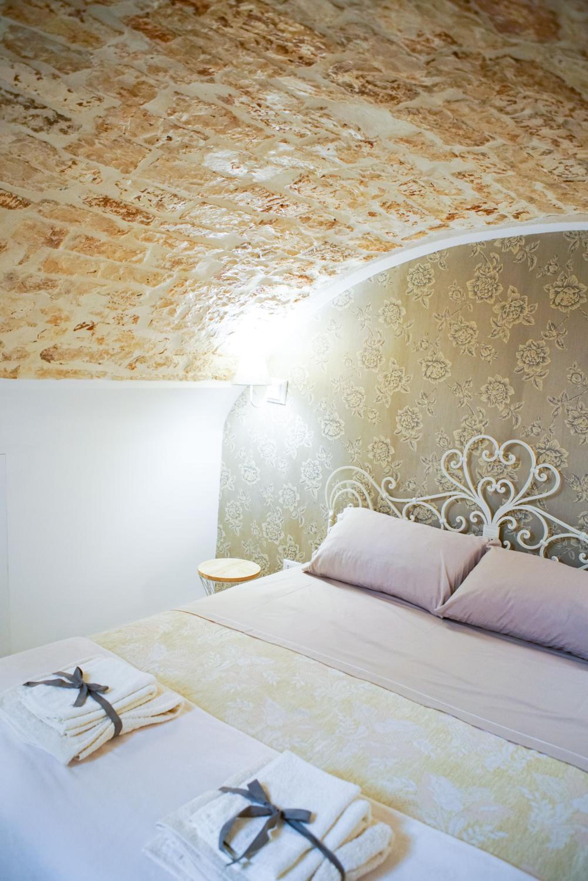 One-Bedroom House - Photo 44